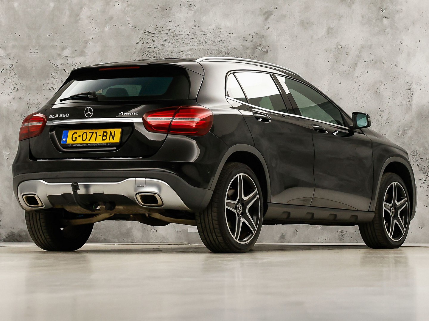 Mercedes-Benz GLA-klasse 250 4Matic Premium AMG Sport 211Pk Automaat (PANORAMADAK, MEMORY SEATS, GROOT NAVI, CAMERA, TREKHAAK, SPORTSTOELEN, GETINT GLAS, BRUIN LEDER, STOELVERWARMING, NIEUWSTAAT)