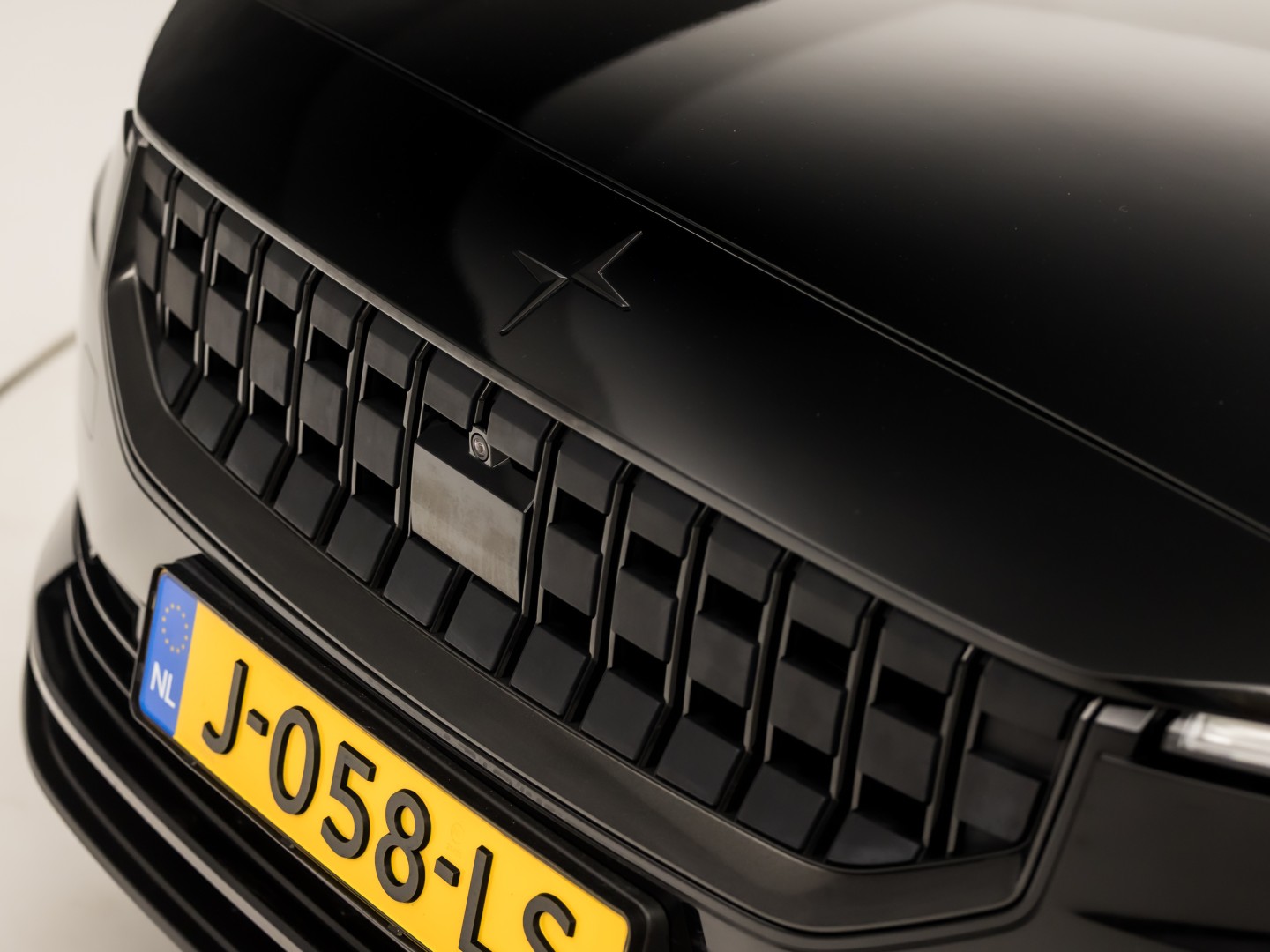 Polestar 2 Long Range Dual Motor Launch Edition 78kWh 408Pk Automaat (PANORAMADAK, HARMAN/KARDON, APPLE CARPLAY, 360 CAMERA, STOELVENTILATIE, MEMORY SEATS, GETINT GLAS, TREKHAAK, ELEK ACHTERKLEP, NIEUWSTAAT)