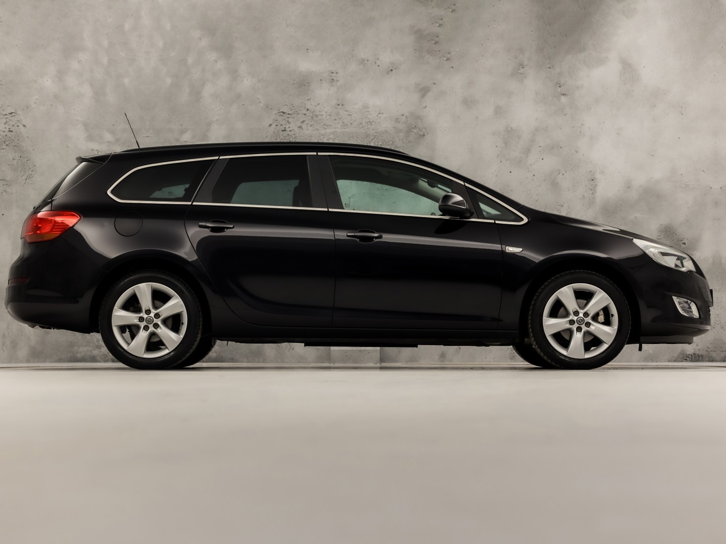 Opel Astra Sports Tourer 1.4 Turbo Sport (AIRCO, CRUISE, GETINT GLAS, SPORTSTOELEN, LM VELGEN, NIEUWE APK, NIEUWSTAAT)