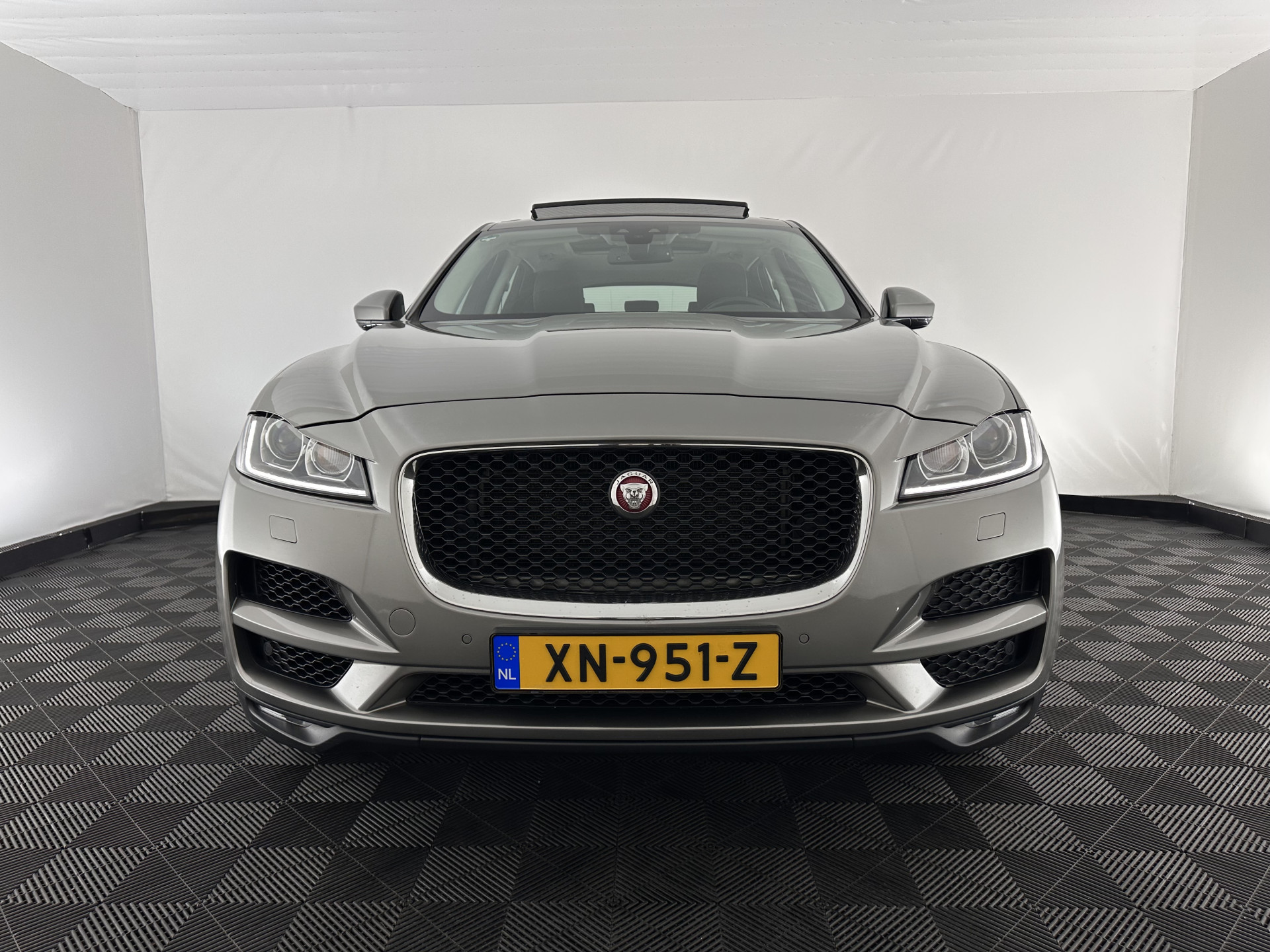 Jaguar F-PACE 3.0d First Edition AWD (INCL-BTW) Aut. *PANO | LEATHER | XENON | MEMORY-PACK | DIGI-COCKPIT | MERIDIAN-SOUND | NAVI-FULLMAP | CAMERA | HEATED-COMFORTSEATS | AMBIENTLIGHT | SHIFTPADDLES | ECC | PDC | CRUISE | TOWBAR