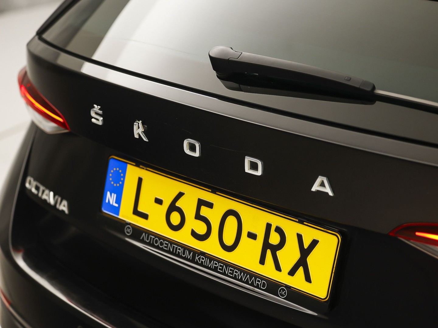 Škoda Octavia Combi 1.0 TSI Sport (KUIPSTOELEN, 1e EIGENAAR, APPLE CARPLAY, GROOT NAVI, GETINT GLAS, ZWART HEMEL, KEYLESS, NIEUWSTAAT)
