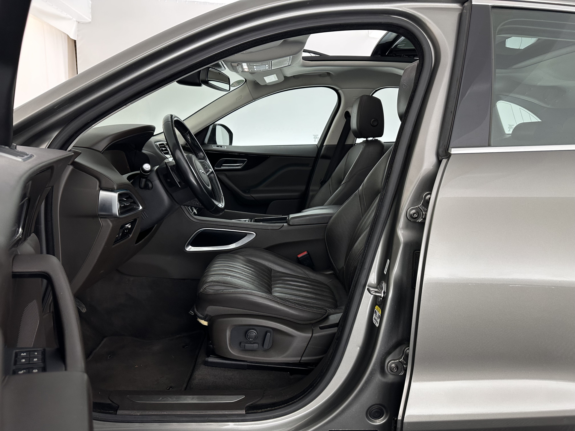 Jaguar F-PACE 3.0d First Edition AWD (INCL-BTW) Aut. *PANO | LEATHER | XENON | MEMORY-PACK | DIGI-COCKPIT | MERIDIAN-SOUND | NAVI-FULLMAP | CAMERA | HEATED-COMFORTSEATS | AMBIENTLIGHT | SHIFTPADDLES | ECC | PDC | CRUISE | TOWBAR