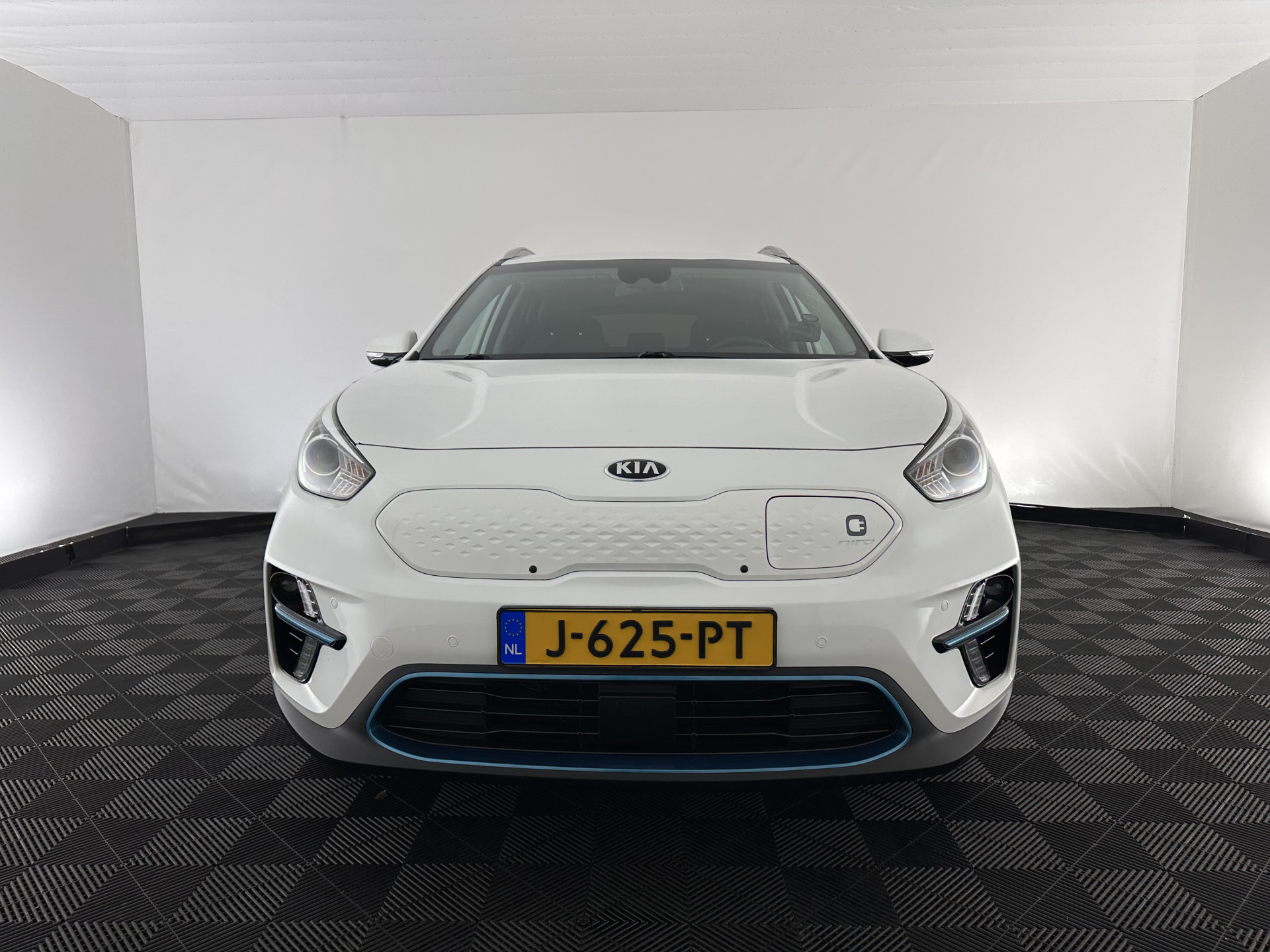 Kia e-Niro DynamicLine 64 kWh [ 3-Fase ] {SOH-100%} (INCL-BTW) Aut.*HEATPUMP | LEATHER-FABRIC | NAVI-FULLMAP | DAB+ | ADAPTIVE-CRUISE | CAMERA | HEATED-COMFORTSEATS | KEYLESS | DIGI-COCKPIT | SHIFTPADDLES | CARPLAY | LANE-ASSIST | 17"ALU*