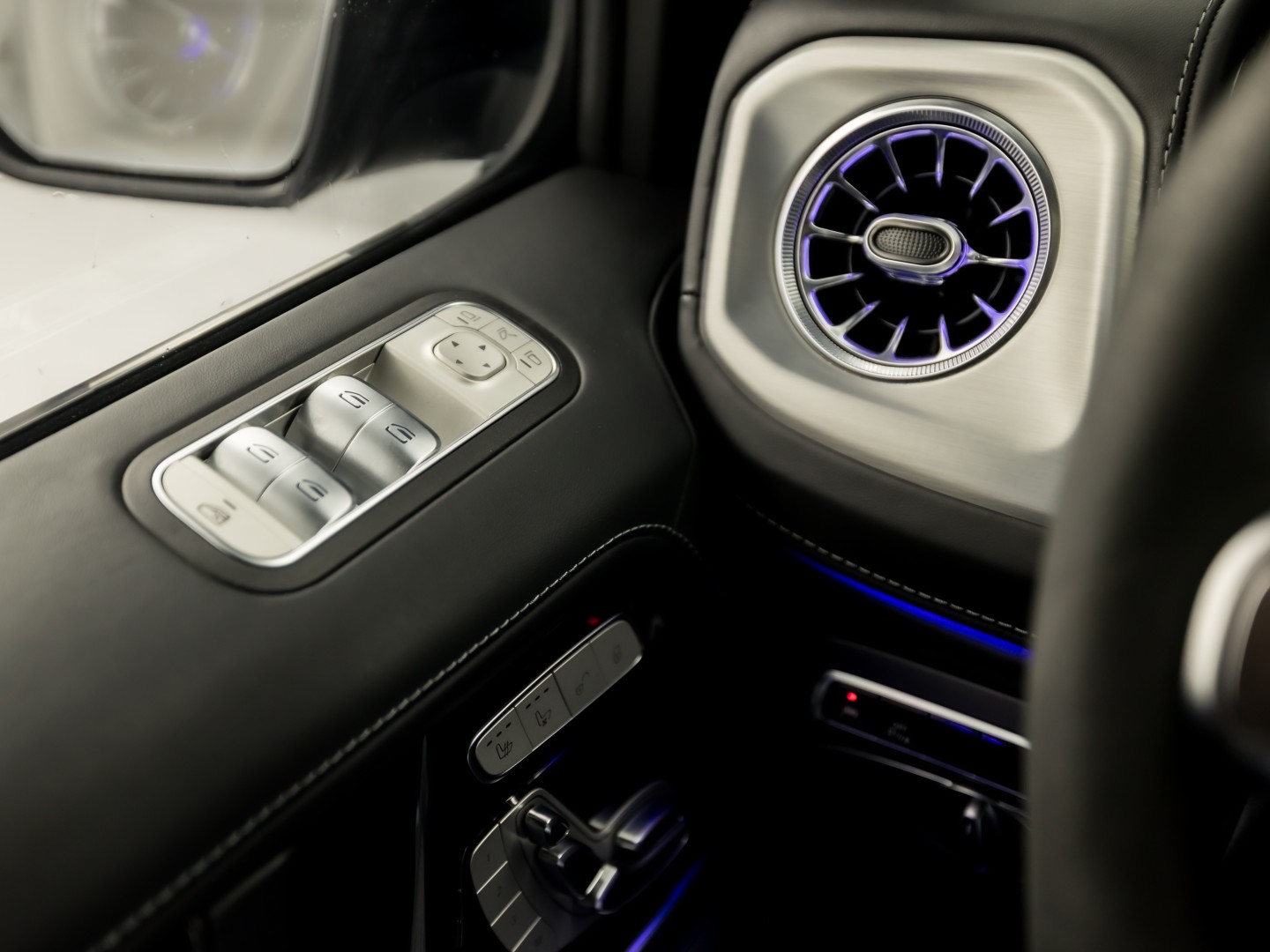 Mercedes-Benz G-Klasse 63 AMG 585Pk (SCHUIFDAK, CARBON PACK, ALCANTARA HEMEL, APPLE CARPLAY, BURMESTER, MASSAGE, STOELKOELING/VERWARMING, ADAPTIVE CRUISE, 360 CAMERA, SFEERVERLICHTING, TREKHAAK, NIEUWSTAAT)