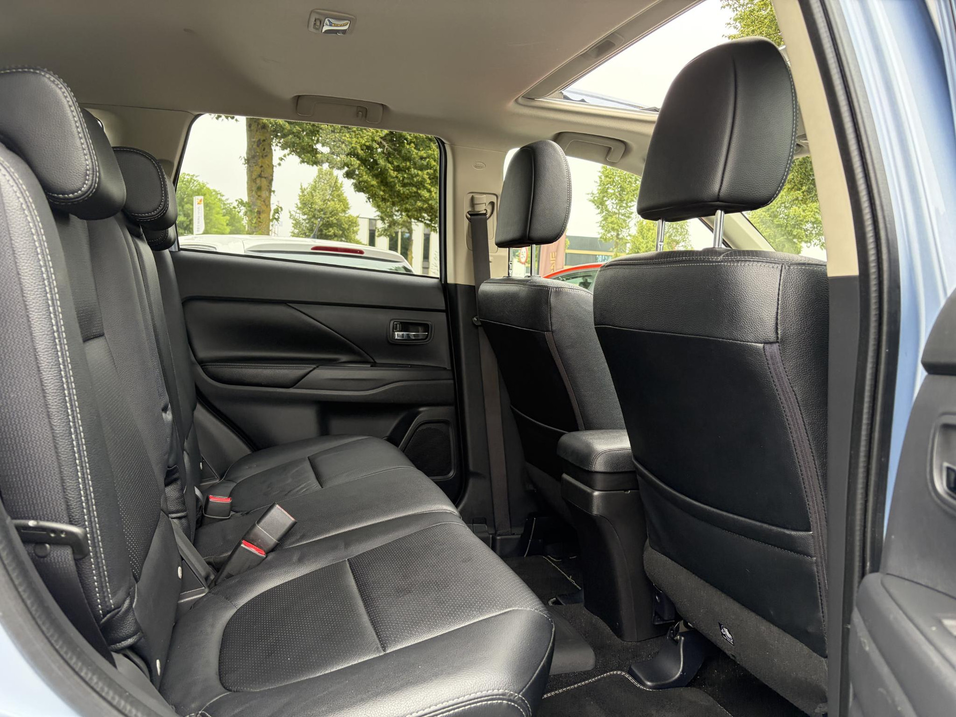 Mitsubishi Outlander 2.0 PHEV Executive Edition Trekhaak,Schuifdak,Leder,Stoelverw-Koeling,Camera,Navi,Keyless,Clima,Cruise,Lm velgen,Pdc,V+A,Rijstrooksensor,Extra velgen,N.A.P,Nieuwe Apk bij Aflevering