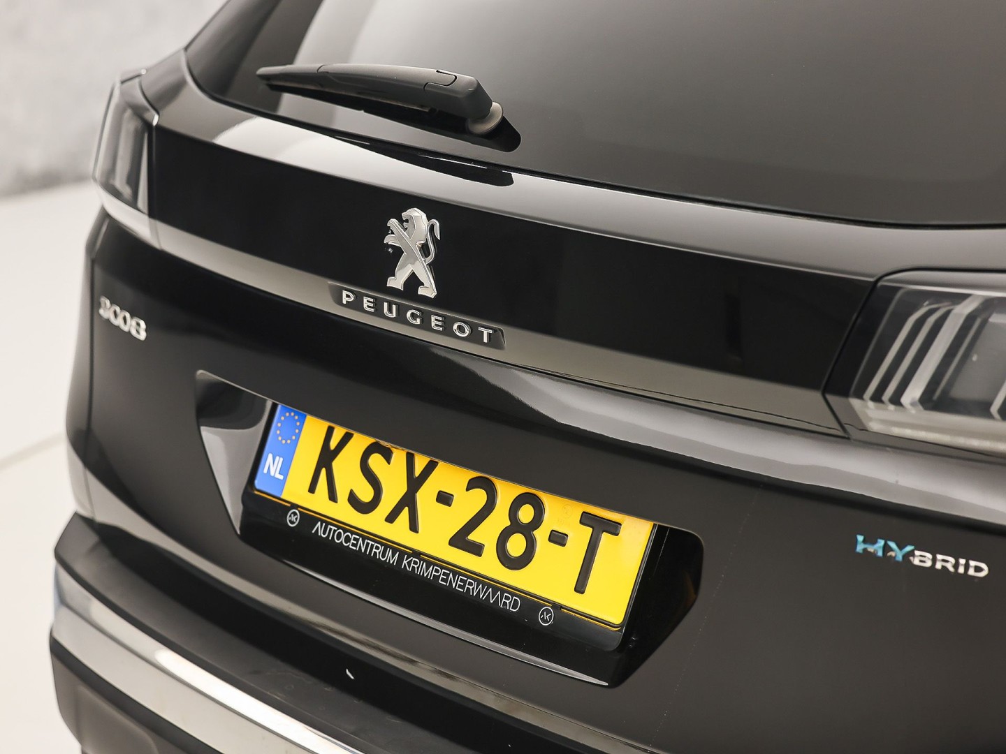 Peugeot 3008 1.6 HYbrid 225 Allure Sport 225Pk Automaat (APPLE CARPLAY, GROOT NAVI, 360 CAMERA, KEYLESS, SPORTSTOELEN, LEDER, GETINT GLAS, ZWART HEMEL, NIEUWSTAAT)
