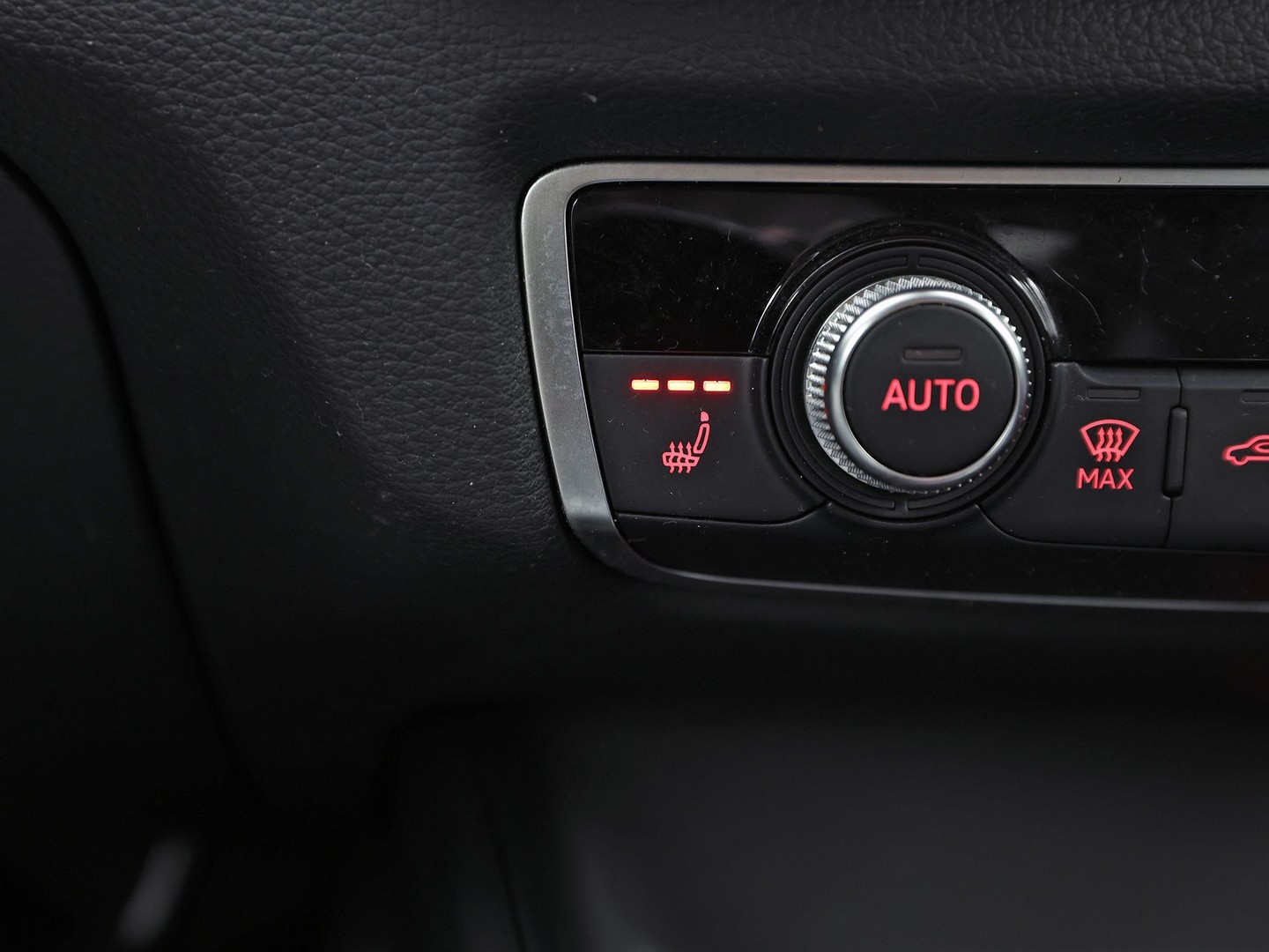 Audi A3 Sportback 1.4 TFSI S-Line Sport Automaat (NAVIGATIE, CLIMATE, LEDER/ALCANTARA, KEYLESS, SPORTSTOELEN, STOELVERWARMING, GETINT GLAS, CRUISE, NIEUWSTAAT)