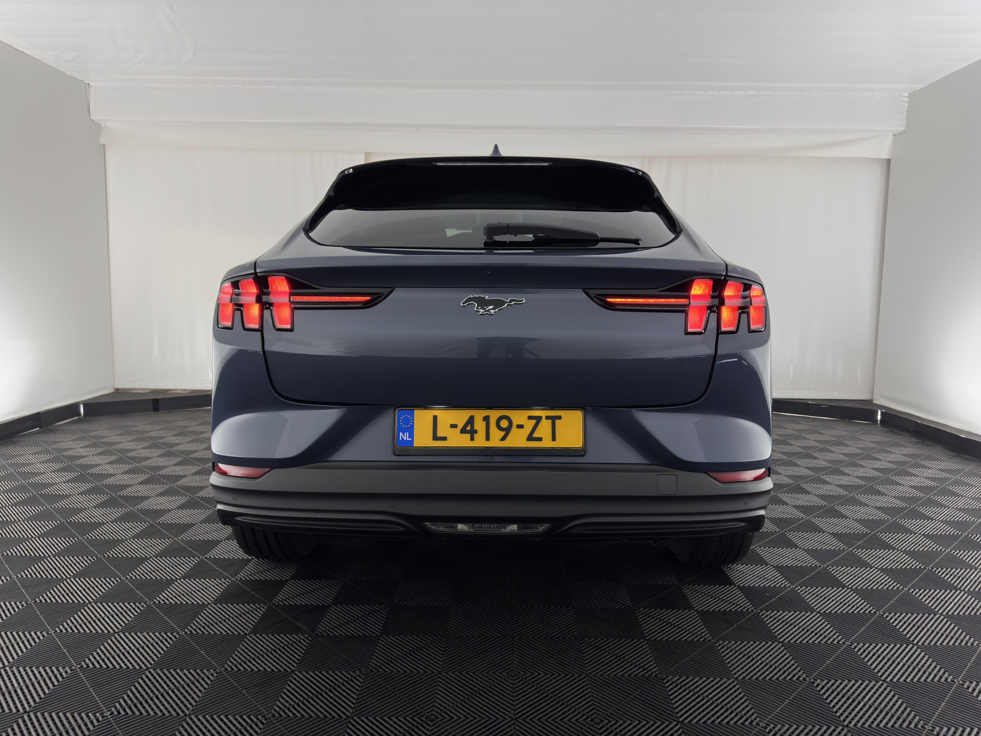 Ford Mustang Mach-E RWD 75 kWh [3-Fase ] {SOH-90%} (INCL-BTW) Aut.*LEATHER | FULL-LED | DAB | DIGI-COCKPIT | KEYLESS | NAVI-FULLMAP | CARPLAY | HEATED-COMFORTSEATS | TOPVIEW |  ADAPTIVE-CRUISE | PRIVACY-GLASS | 18'' ALU*