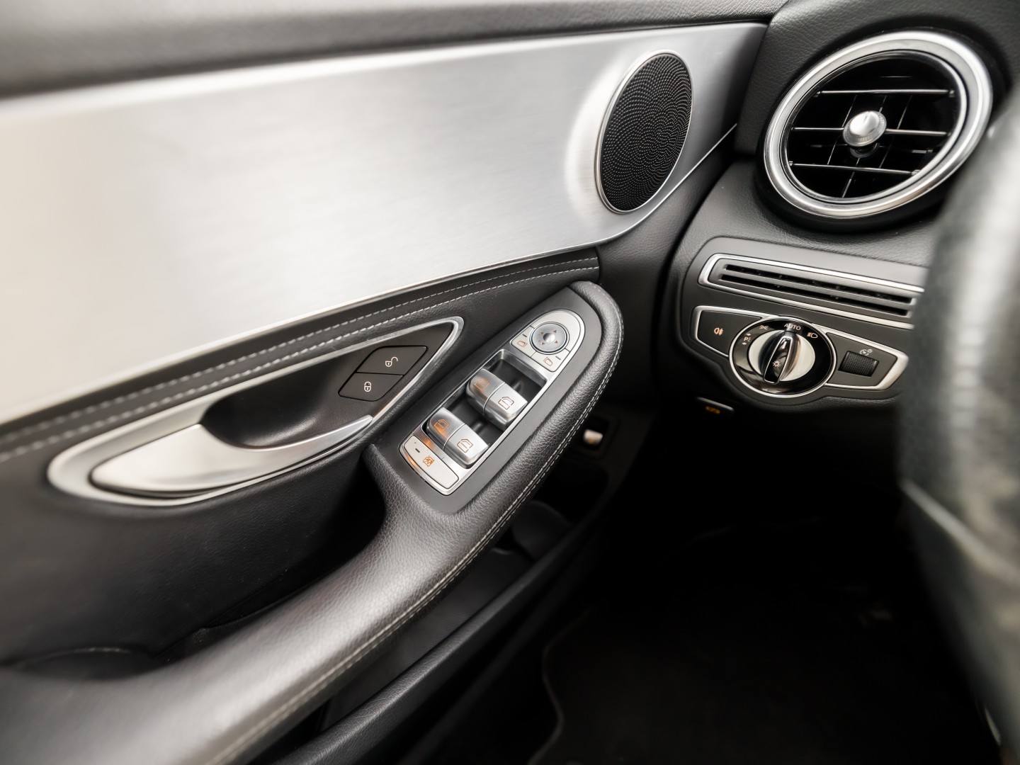 Mercedes-Benz C-Klasse 180 AMG Sport 156Pk Automaat (NAVIGATIE, LEDER, GETINT GLAS, ELEK SPORTSTOELEN, CRUISE, LED KOPLAMPEN, NIEUWSTAAT)