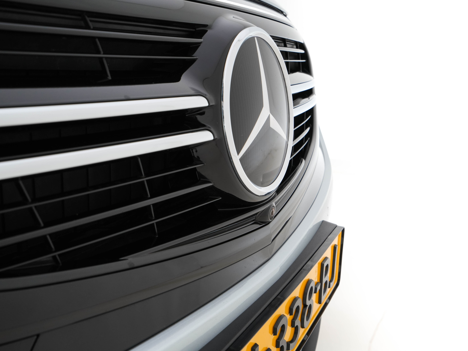 Mercedes-Benz EQC 400 4MATIC AMG-Pack Premium Plus 80 kWh (3-Fase) {SOH-94%} (INCL-BTW) *PANO | WIDESCREEN | HEAD-UP | DISTRONIC | MULTI-BEAM | BURMESTER-AUDIO | MEMORY-PACK | TOP-VIEW | KEYLESS | LEATHER | SPORT-SEATS | DAB+ | AMBIENT-LIGHT | 20''