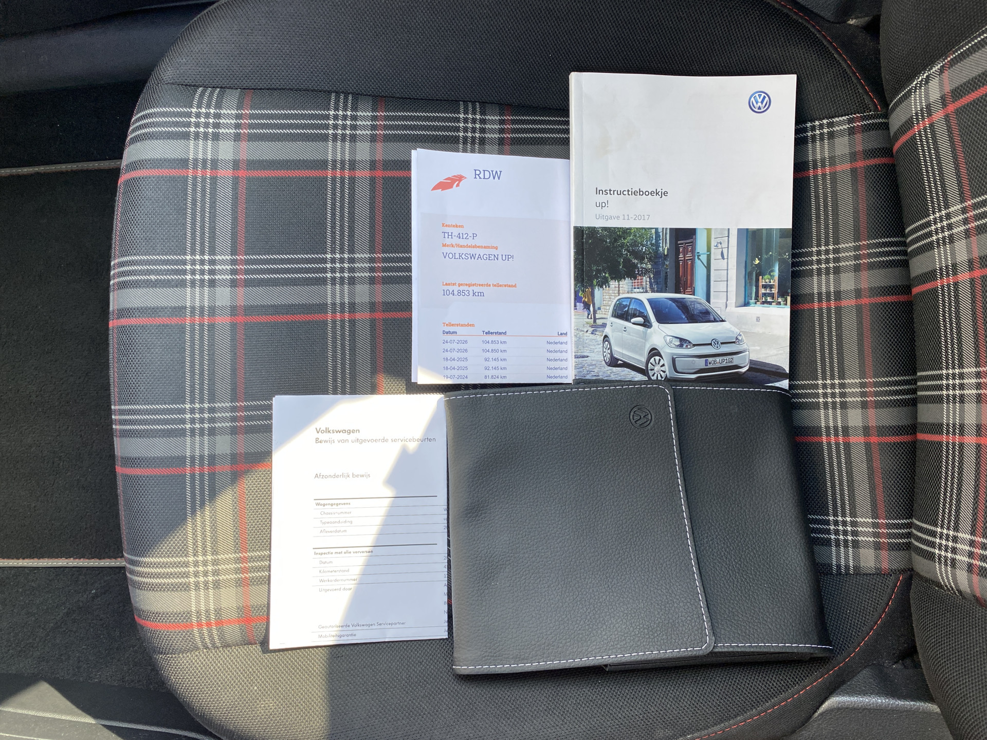 Volkswagen Up! 1.0 TSI GTI 116 pk | 17 inch lichtmetaal | stoelverwarming | climate control | zwart dak-spiegels | NL auto