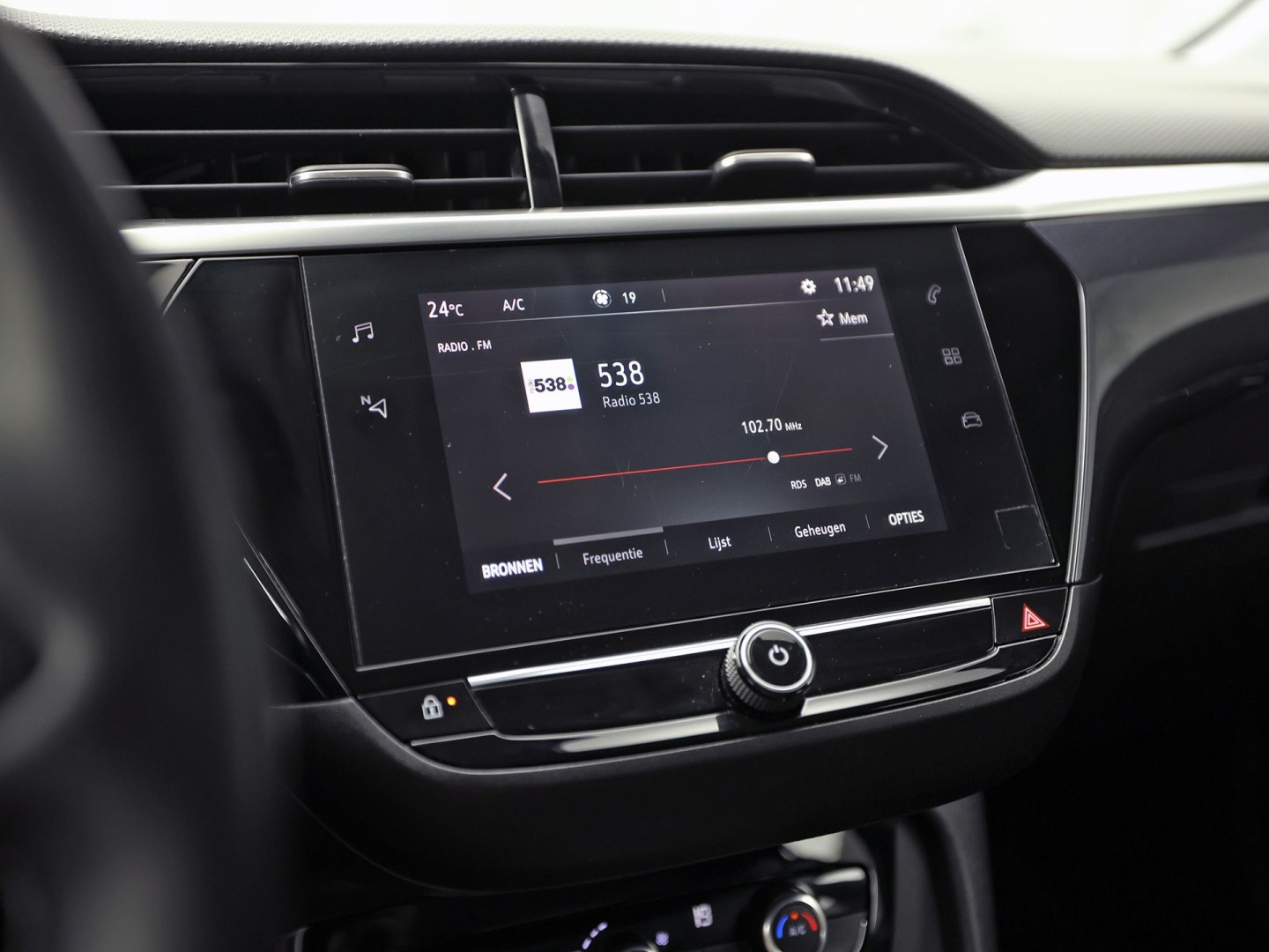 Opel Corsa 1.2 Elegance Sport Automaat (VIRTUAL COCKPIT, APPLE CARPLAY, GROOT NAVI, 360 CAMERA, SPORTSTOELEN, GETINT GLAS, LM VELGEN, LEDER STUURWIEL, NIEUWSTAAT)