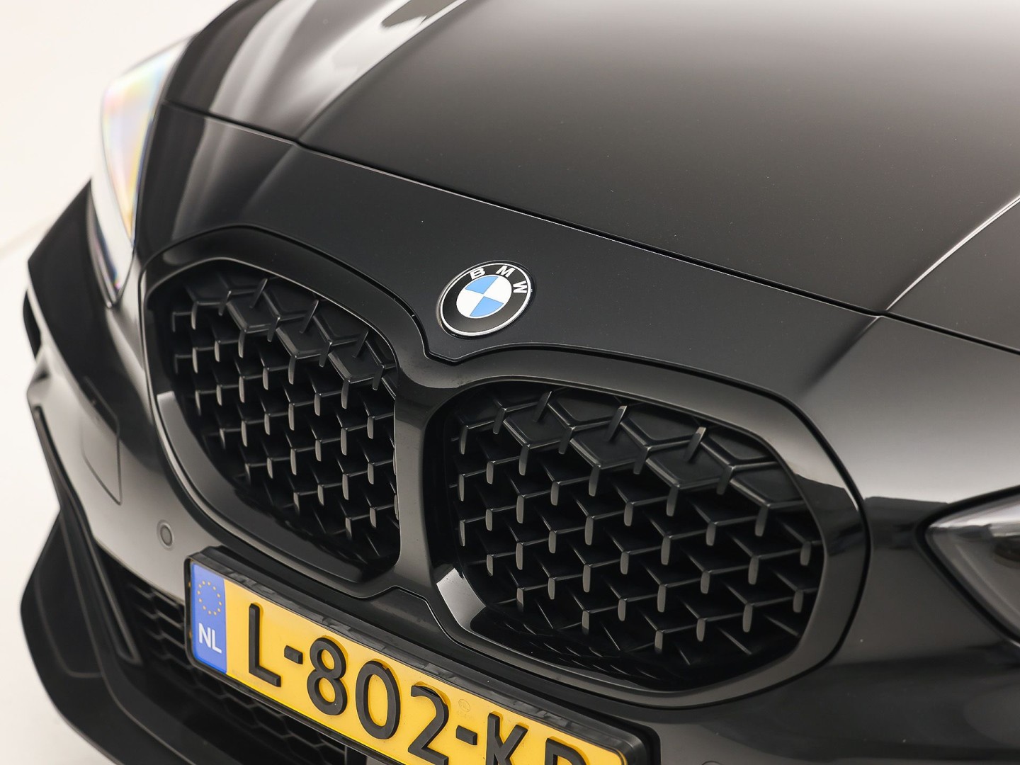 BMW 1 Serie 118i M Sport Automaat (PANORAMADAK, M PAKKET, DEALER ONDERHOUDEN, STUUR/STOELVERWARMING, CAMERA, BRUIN LEDER, SPOILER, BLACK PACK, SFEERVERLICHTING, NIEUWSTAAT)