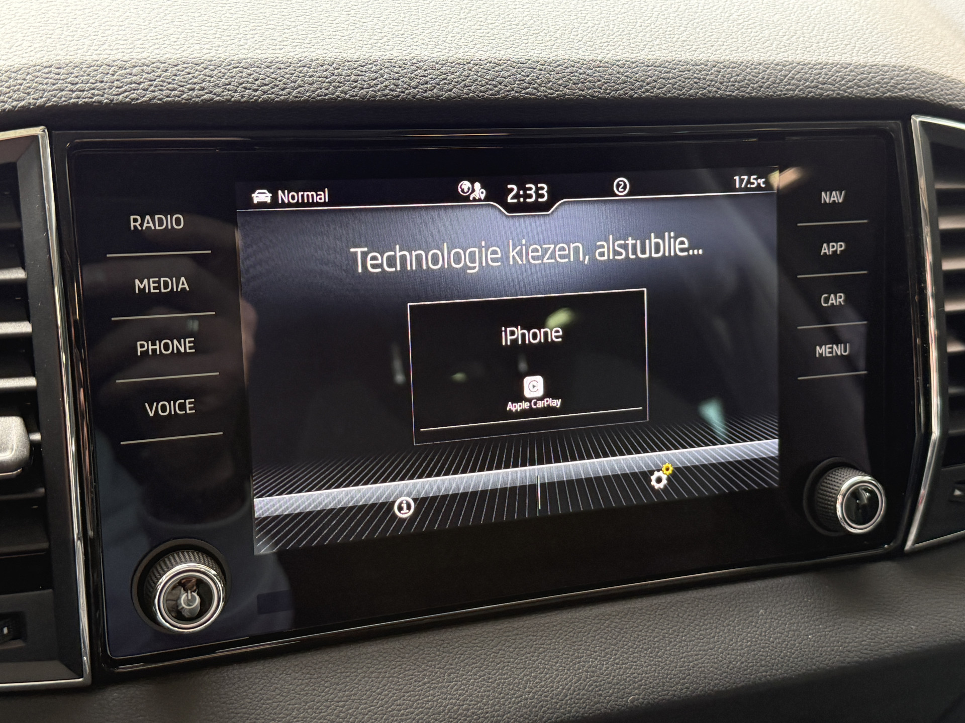ŠKODA Karoq 1.5 TSI ACT Business Edition Plus | Panoramadak | Camera | Adaptive cruise | Stoelverwarming | Full LED | NL auto | Dealer onderhouden