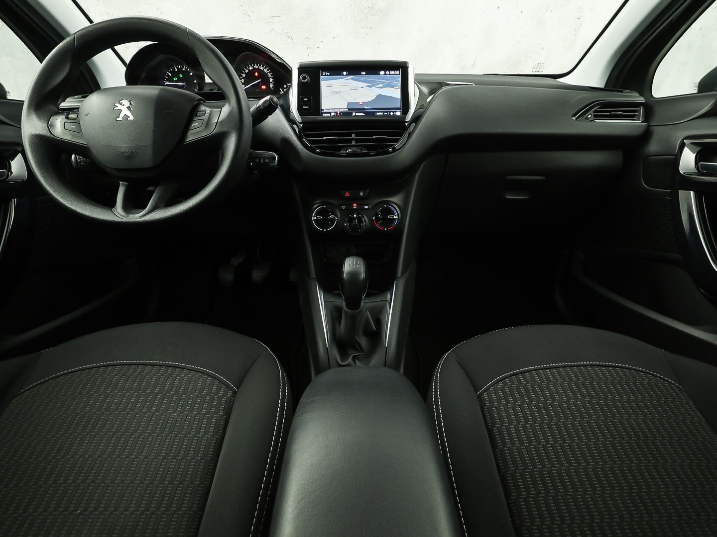 Peugeot 208 1.2 PureTech Sport (NAVIGATIE, CRUISE, BLUETOOTH, SPORTSTOELEN, ELEK PAKKET, NIEUWSTAAT)