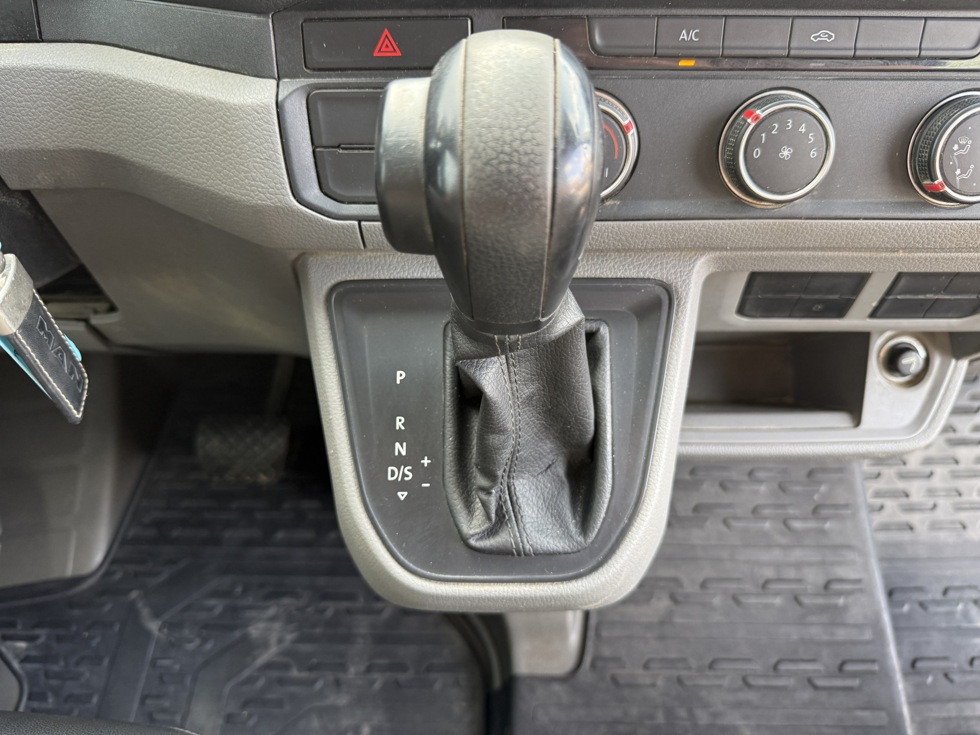 Volkswagen Crafter 3.140 2.0 TDI Automaat Open Laadbak Kist Dubbele cabine 6-persoons Airco Trekhaak Navigatie Carplay Pritische Pickup Open Box