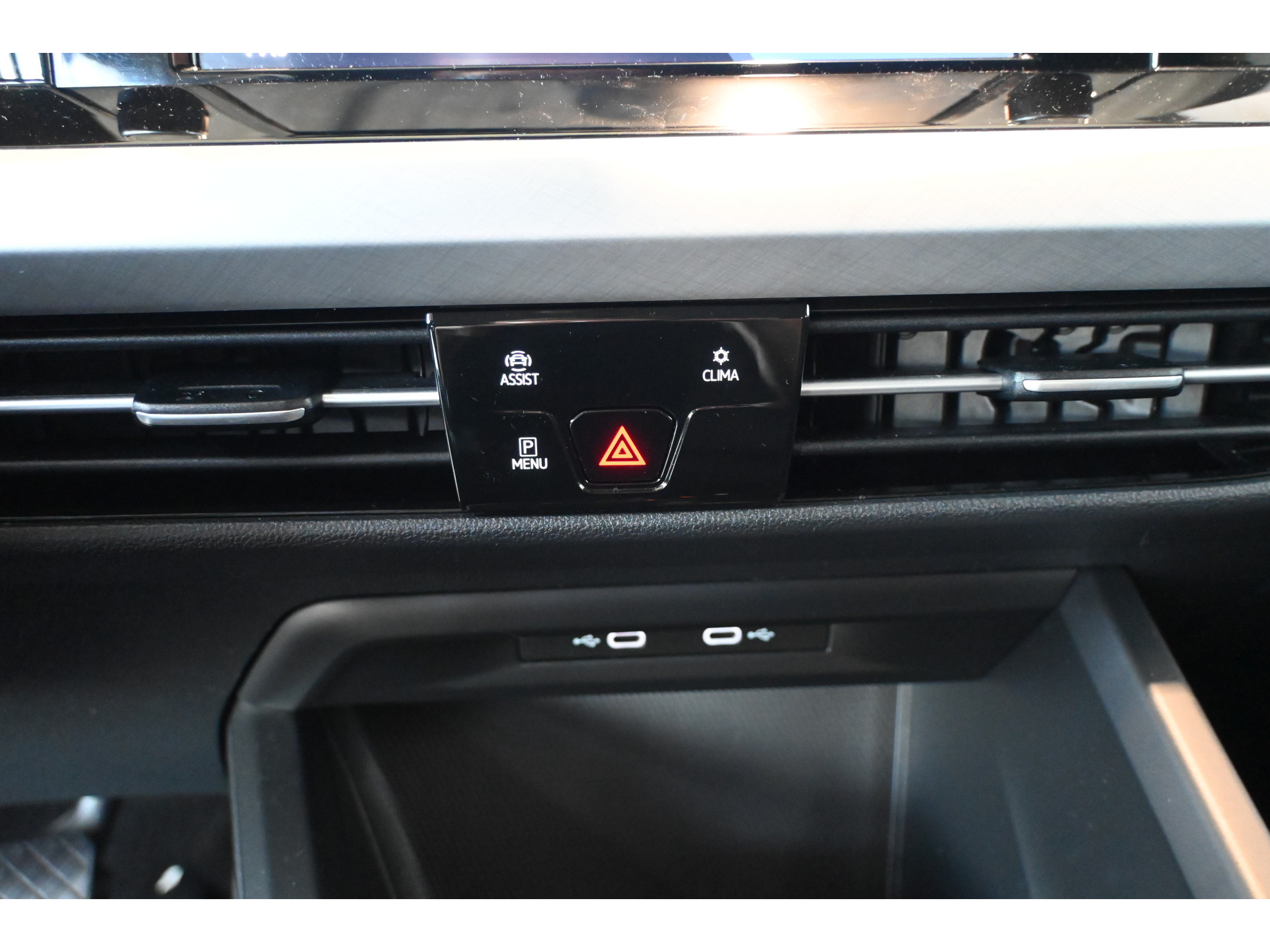 Volkswagen Golf 1.5 eTSI R-Line Automaat Clima Carplay Cruise Control Rijklaarprijs Inruil Mogelijk!