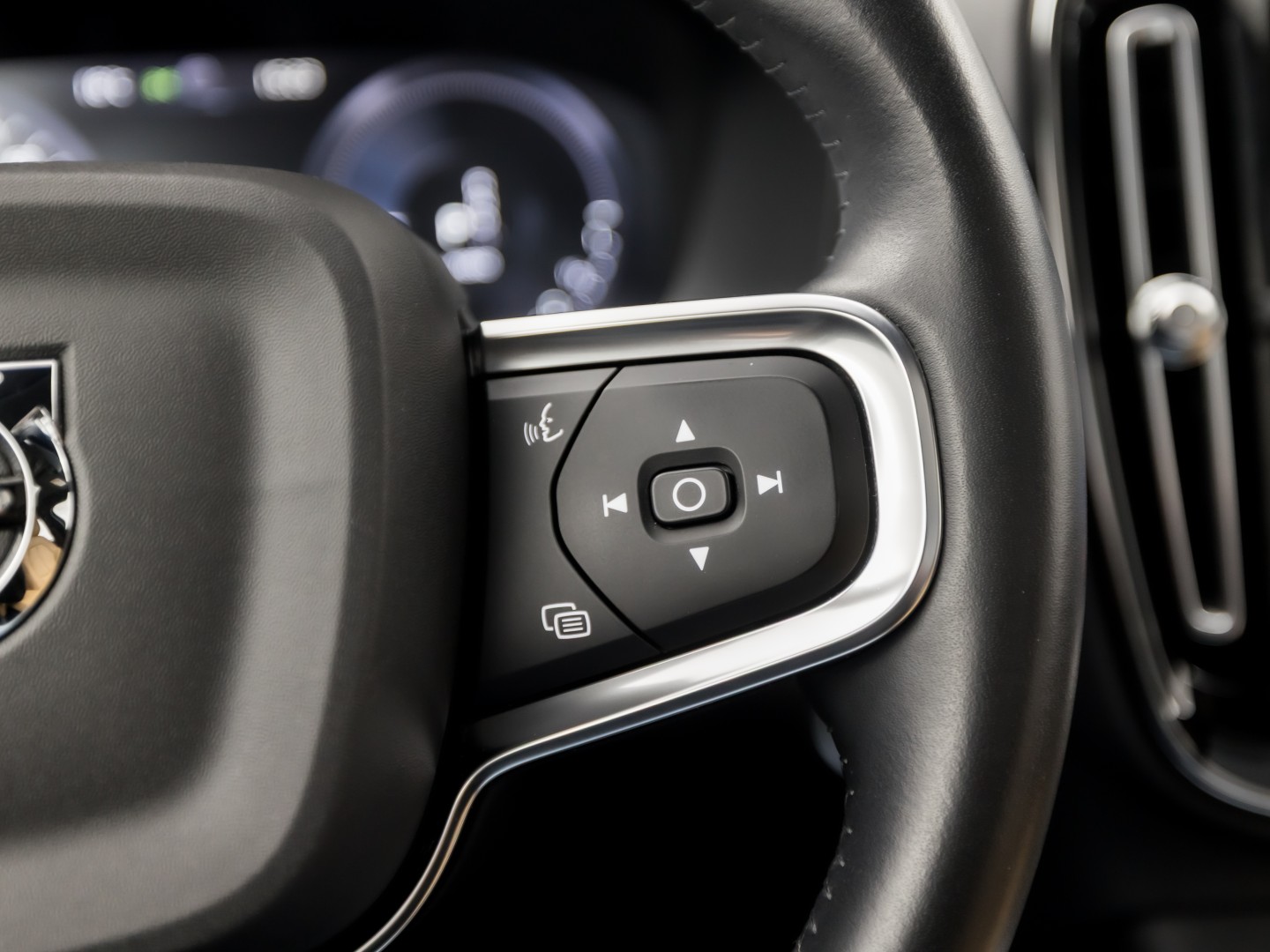 Volvo XC40 1.5 T5 Recharge Inscription Sport 262Pk Automaat (PANORAMADAK, APPLE CARPLAY, MEMORY SEAT, ZWART HEMEL, CAMERA, LEDER, SPORTSTOELEN, ELEK ACHTERKLEP, NIEUWSTAAT)