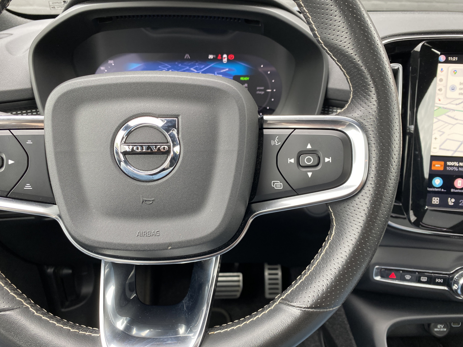 Volvo XC40 Recharge P8 AWD R-Design 408 pk | 1e eigenaar | dealer onderh. | panoramadak | trekhaak | 360 camera | stoelverw.