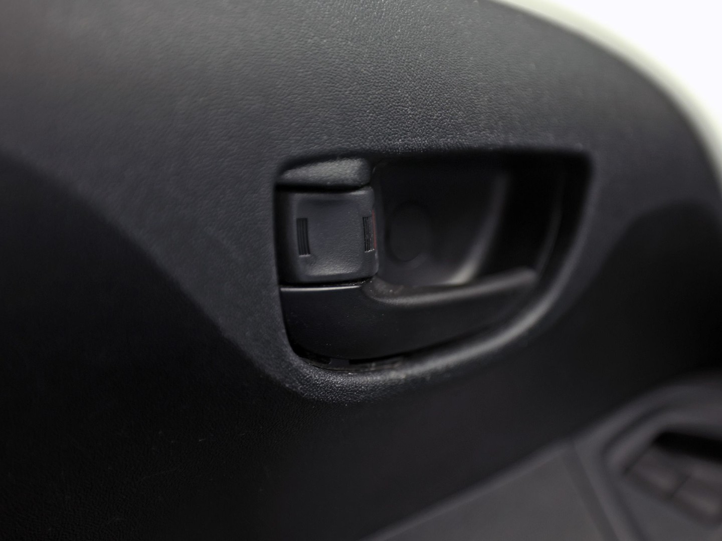 Peugeot 108 1.0 e-VTi Sport (AIRCO, BLUETOOTH, SPORTSTOELEN, ELEK RAMEN, MULTIFUNCTIONEEL STUURWIEL, NIEUWSTAAT)