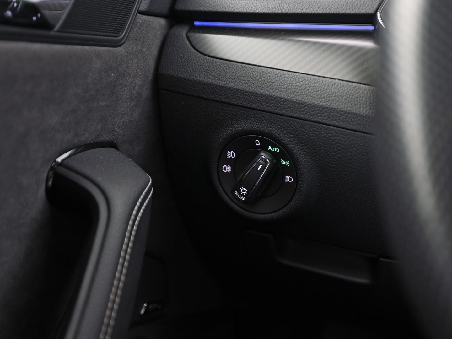 Škoda Superb Combi 1.4 TSI iV Sportline 218Pk Automaat (PANORAMADAK, 360 CAMERA, VIRTUAL COCKPIT, MEMORY SEATS, CANTON AUDIO, STOELVERWARMING, ADAPTIVE CRUISE, SFEERVERLICHTING, APPLE CARPLAY, NIEUWSTAAT)