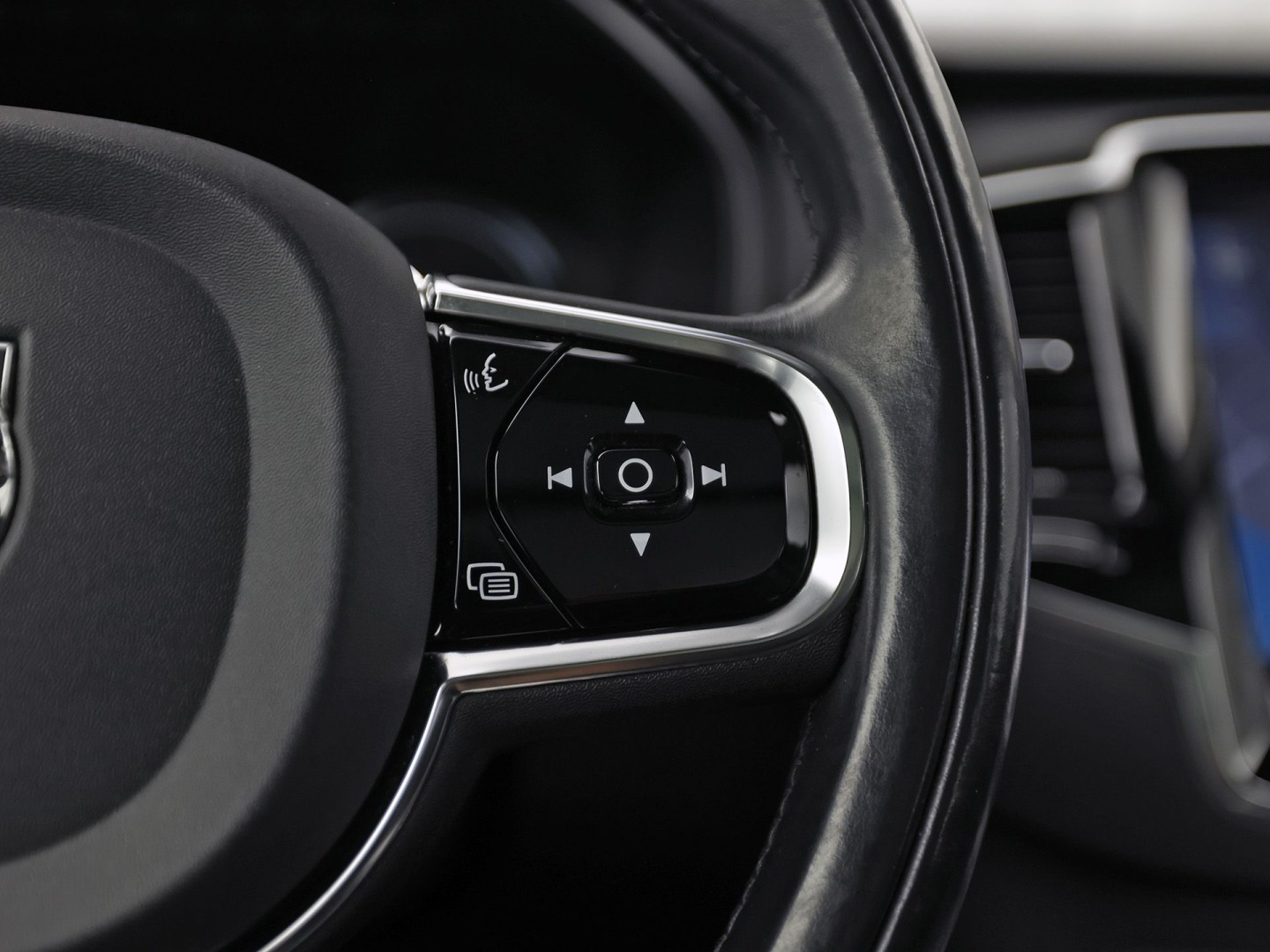 Volvo XC90 2.0 T8 Twin Engine AWD Inscription Automaat 407Pk (PANORAMADAK, APPLE CARPLAY, MEMORY SEATS, STOELVERWARMING/KOELING, CAMERA, GETINT GLAS, LEDER, TREKHAAK, NIEUWE APK)