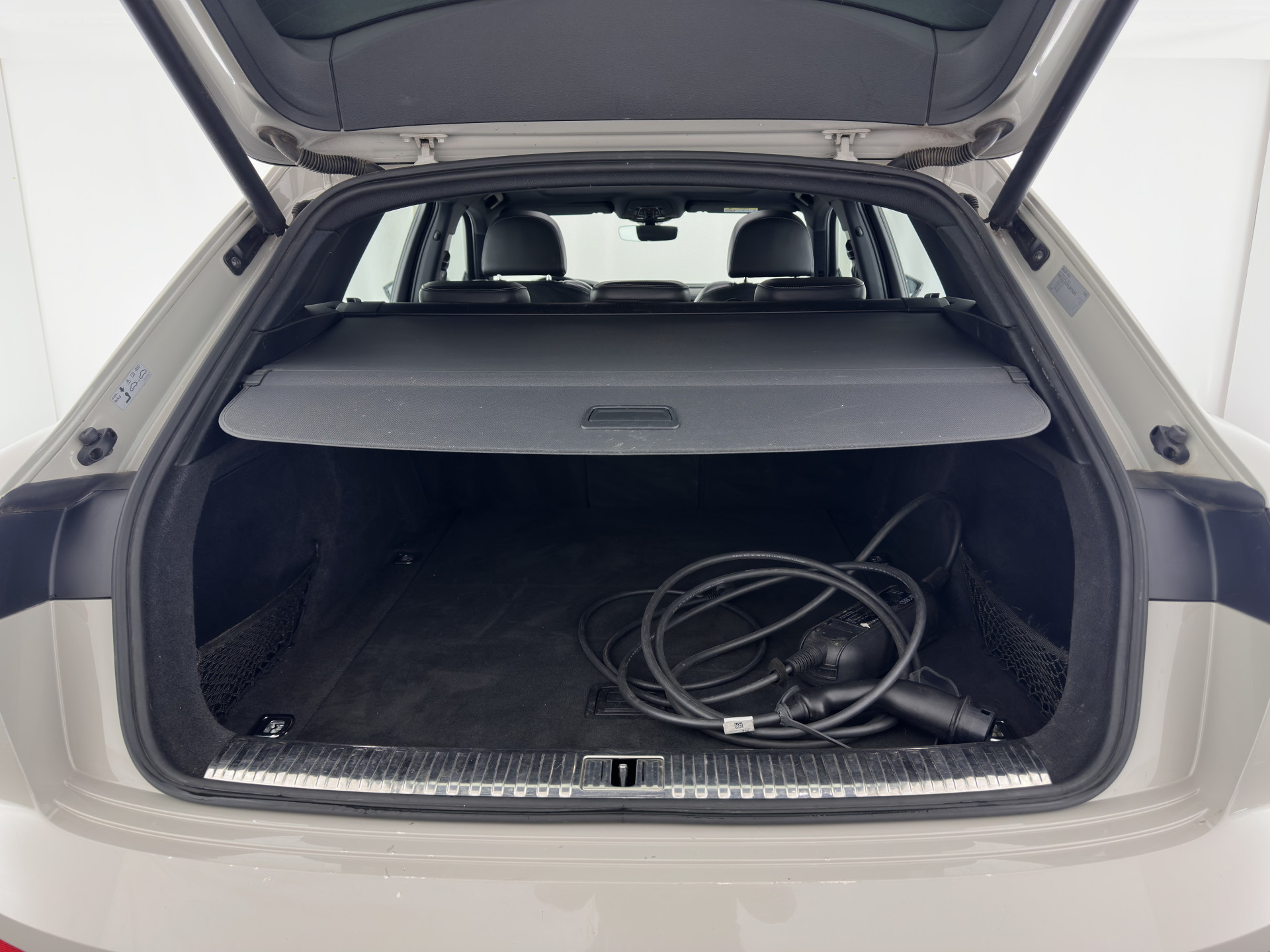 Audi e-tron 55 quattro advanced 95 kWh [ 3-Fase ] (INCL-BTW) *PANO | LUXURY-LEATHER | ADAPTIVE-CRUISE | FULL-LED | DIGI-COCKPIT | KEYLESS | MEMORY-PACK | AIR-SUSPENSION | CAMERA | AMBIENT-LIGHT |  NAVI-FULLMAP | SHIFT-PADDLES | DAB+ | COMFOR