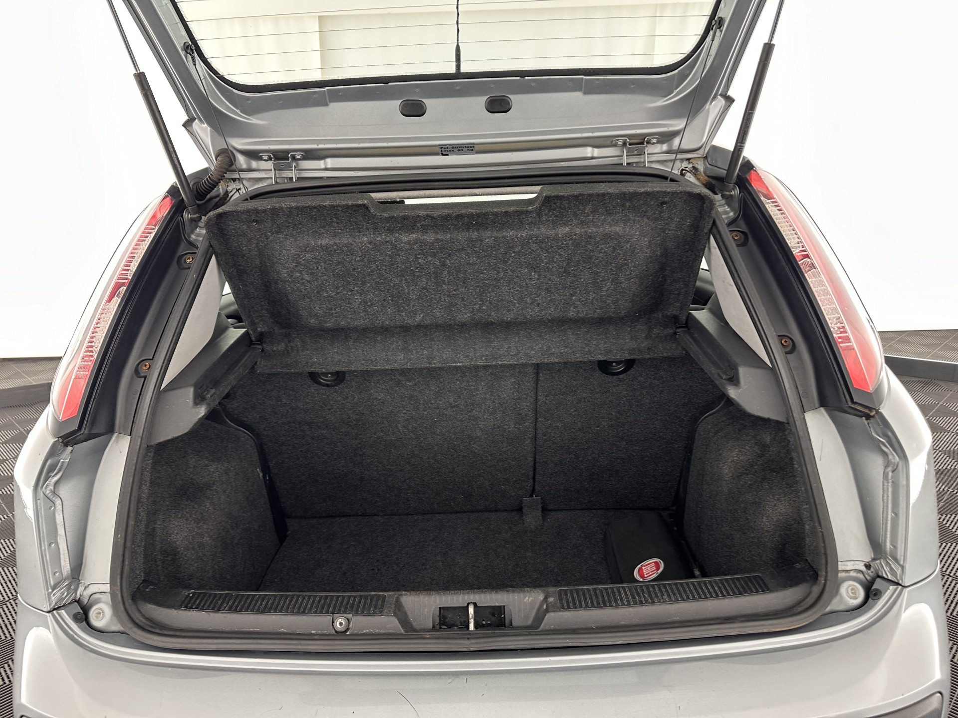 Fiat Punto Evo 1.3 M-Jet Dynamic *ECC | PDC | CRUISE | COMFORT-SEATS | TOWBAR | RADIO-CD/MP3 | 15''ALU *