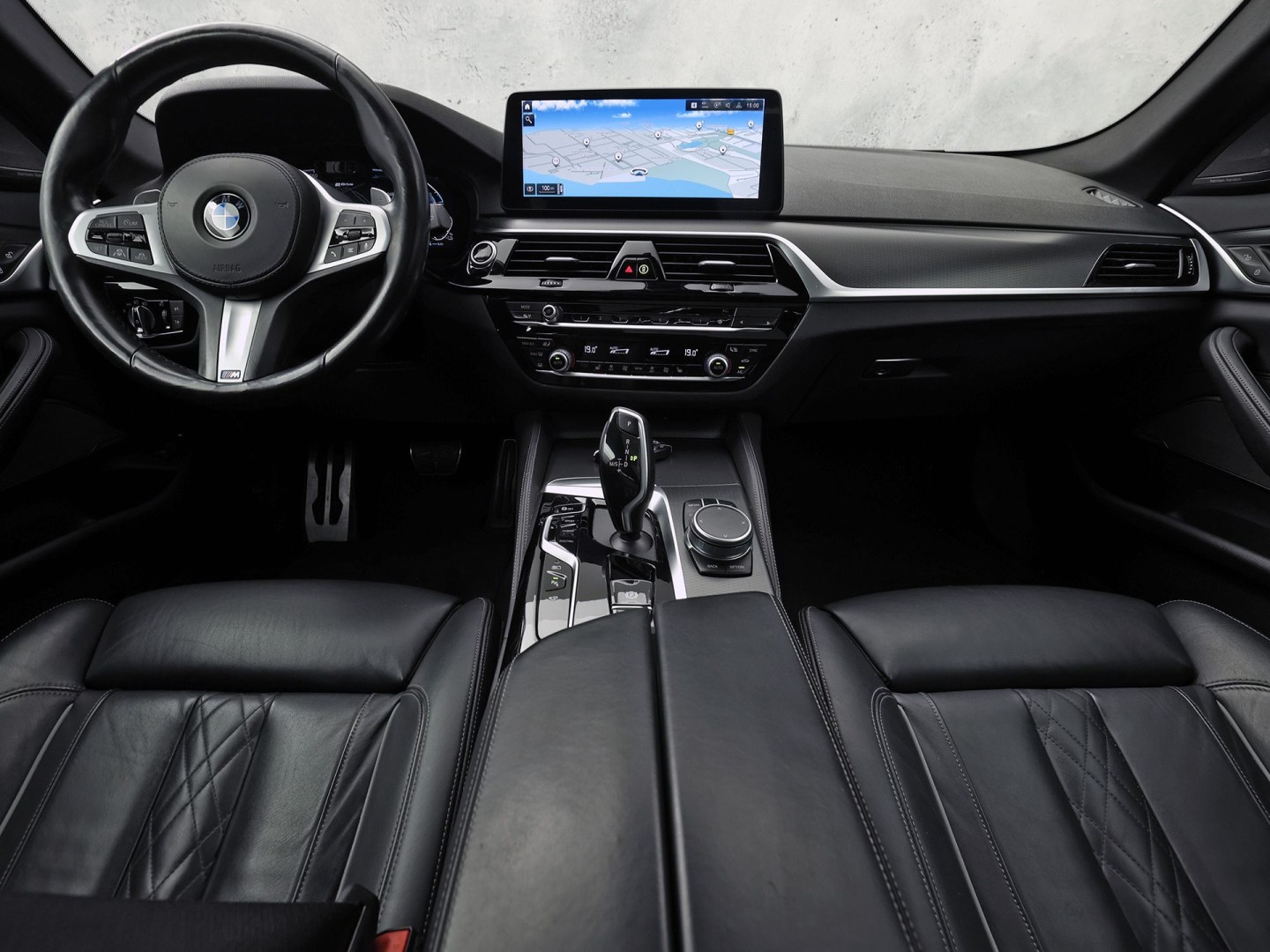 BMW 5 Serie 530e M Sport High Executive 293Pk (PANORAMADAK, M PAKKET, LASER LED, HEAD-UP DISPLAY, 360 CAMERA, MEMORY SEATS, HARMAN/KARDON, TREKHAAK ELEKTRISCH, STOELVERWARMING ACHTER, DISPLAY KEY, NIEUWSTAAT)