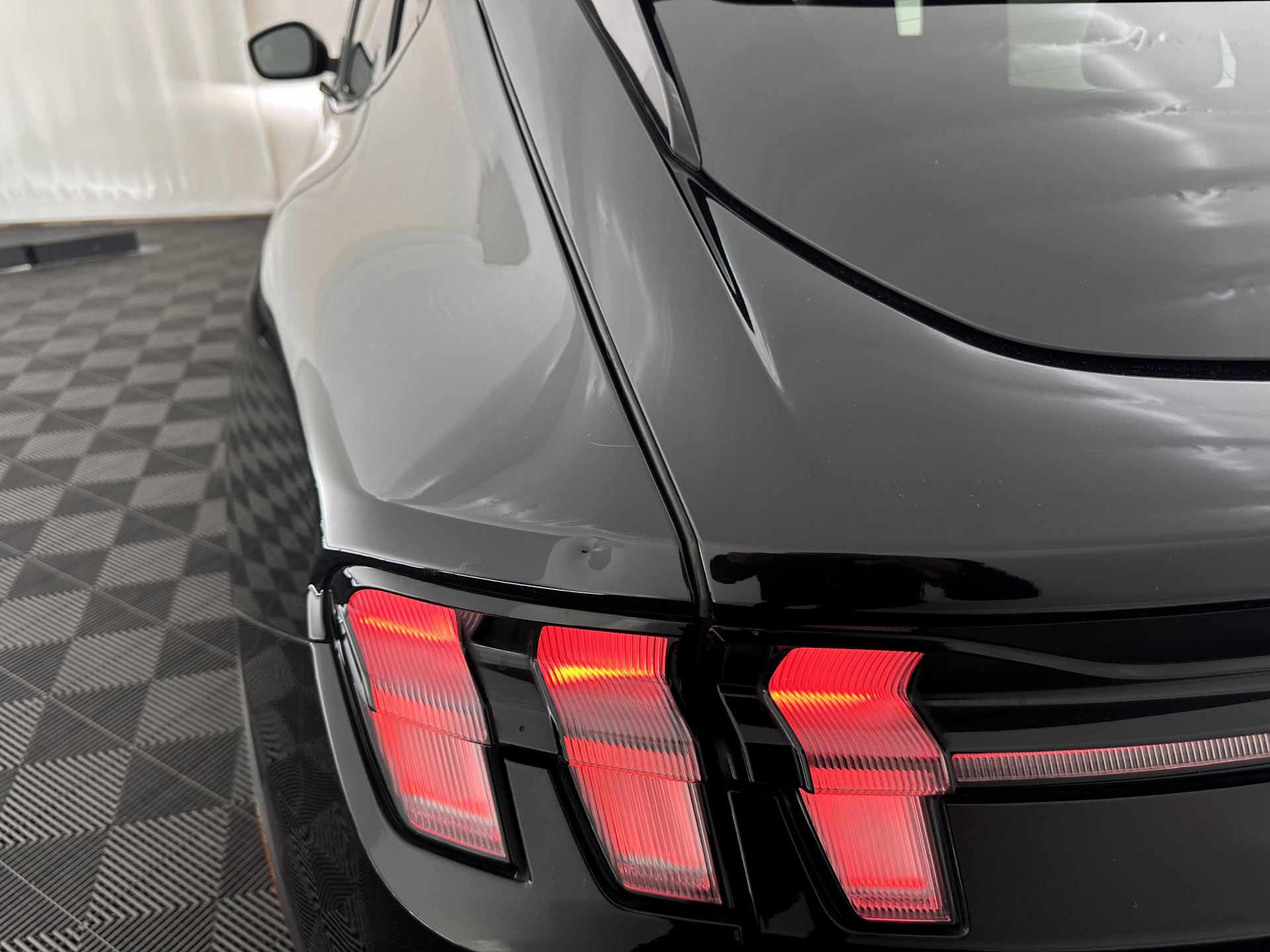 Ford Mustang Mach-E RWD 75 kWh [ 3-Fase-11kW] {SOH-89%} (INCL-BTW) *LEATHER | FULL-LED | DAB | DIGI-COCKPIT | KEYLESS | NAVI-FULLMAP | CARPLAY | HEATED-COMFORTSEATS | TOPVIEW | ADAPTIVE-CRUISE | PRIVACYGLASS | 18'' ALU*