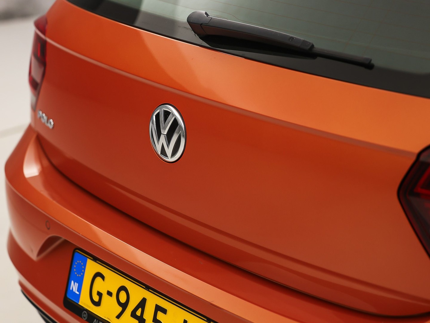 Volkswagen Polo 1.0 TSI Sport Automaat (VIRTUAL COCKPIT, ZWART HEMEL, GROOT NAVI, TREKHAAK, LEDER, SPORTSTOELEN, GETINT GLAS, LM VELGEN, ADAPTIVE CRUISE, NIEUWSTAAT)