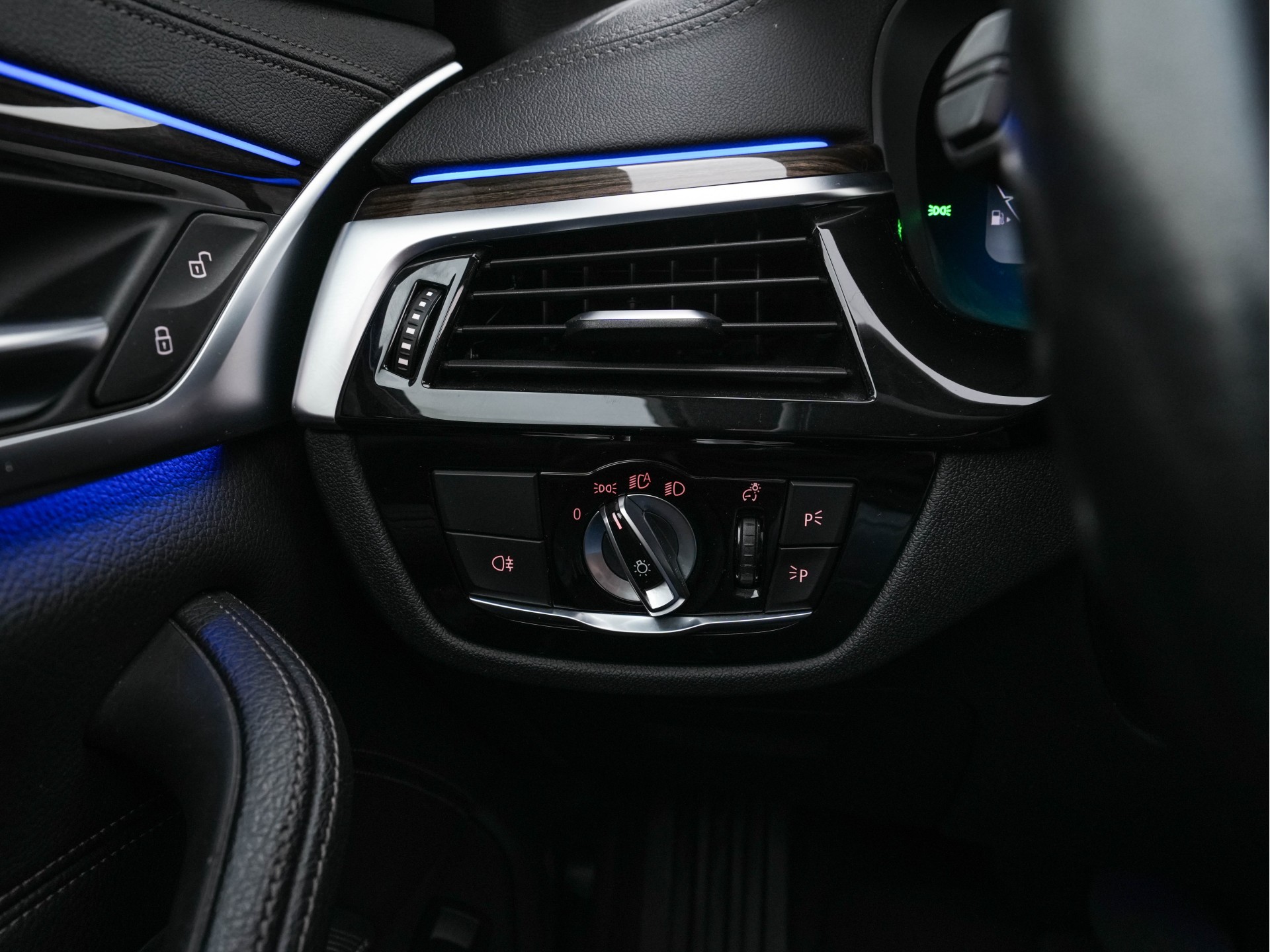 BMW 5-serie 540i xDrive High Executive Edition (INCL-BTW ) Aut.*PANO | LUXURY-LEATHER | LASER-LIGHT | BOWERS&WILKINS-AUDIO | MEMORY-PACK | HEATED/COOLED-COMFORTSEATS | DIGI-COCKPIT | NAVI-FULLMAP | SHIFT-PADDLES | CRUISE | 18''ALU*