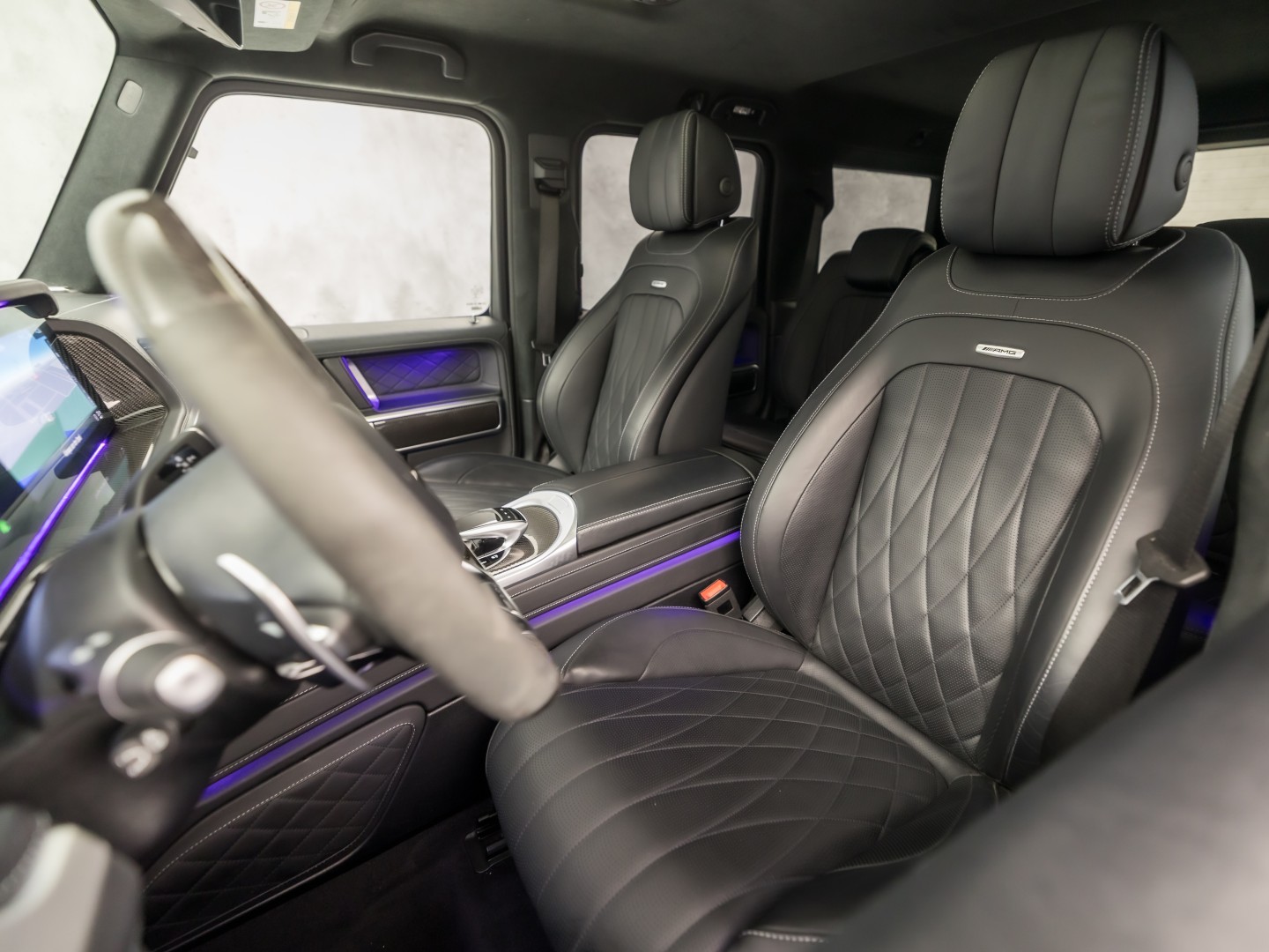 Mercedes-Benz G-Klasse 63 AMG 585Pk (SCHUIFDAK, CARBON PACK, ALCANTARA HEMEL, APPLE CARPLAY, BURMESTER, MASSAGE, STOELKOELING/VERWARMING, ADAPTIVE CRUISE, 360 CAMERA, SFEERVERLICHTING, TREKHAAK, NIEUWSTAAT)