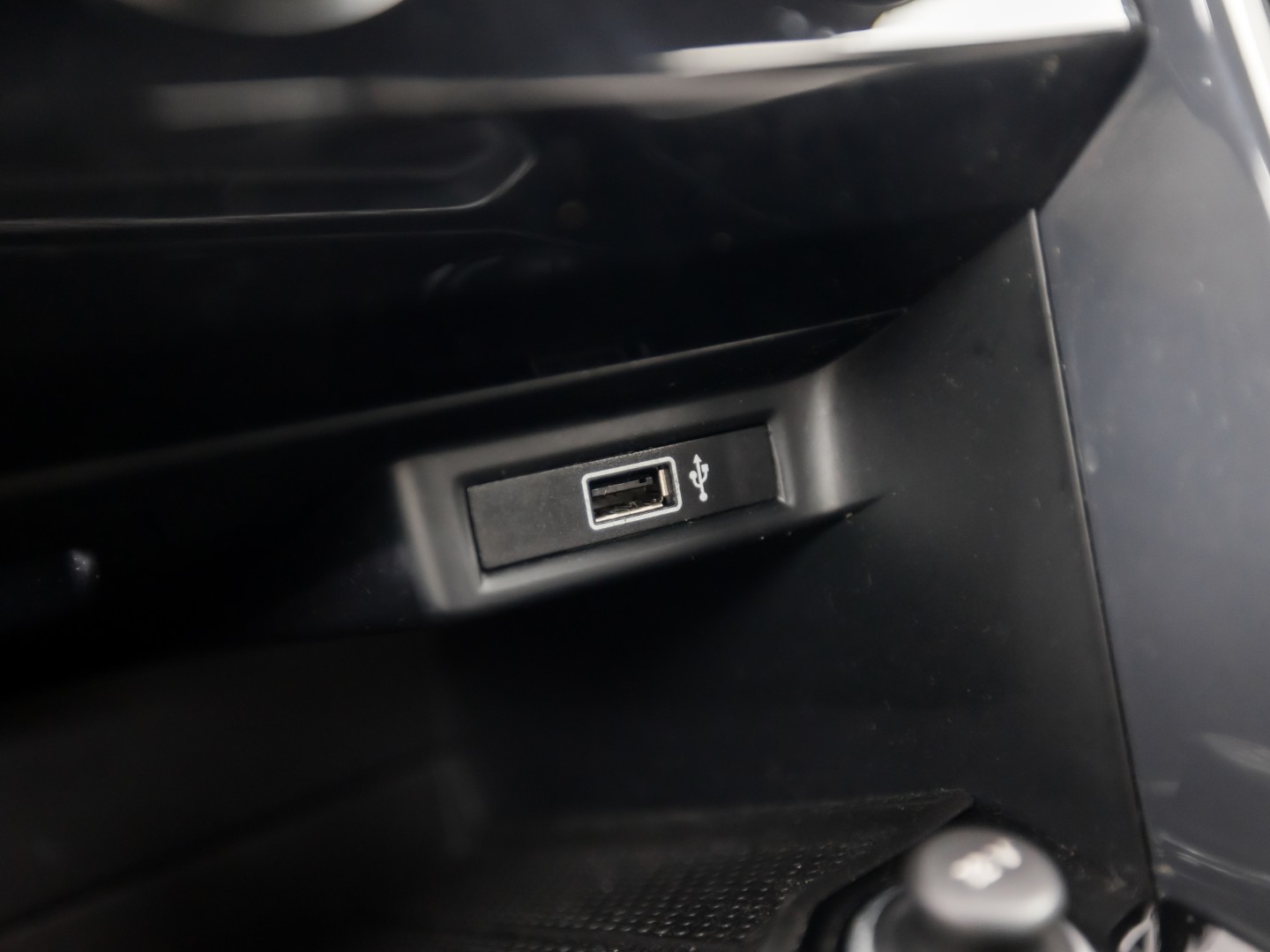 Volkswagen T-Roc 1.5 TSI Sport 150Pk (APPLE CARPLAY, GROOT NAVI, CLIMATE, STOELVERWARMING, ZWART HEMEL, LED KOPLAMPEN, SPORTSTOELEN, GETINT GLAS, ELEK ACHTERKLEP, ADAPTIVE CRUISE, NIEUWSTAAT)
