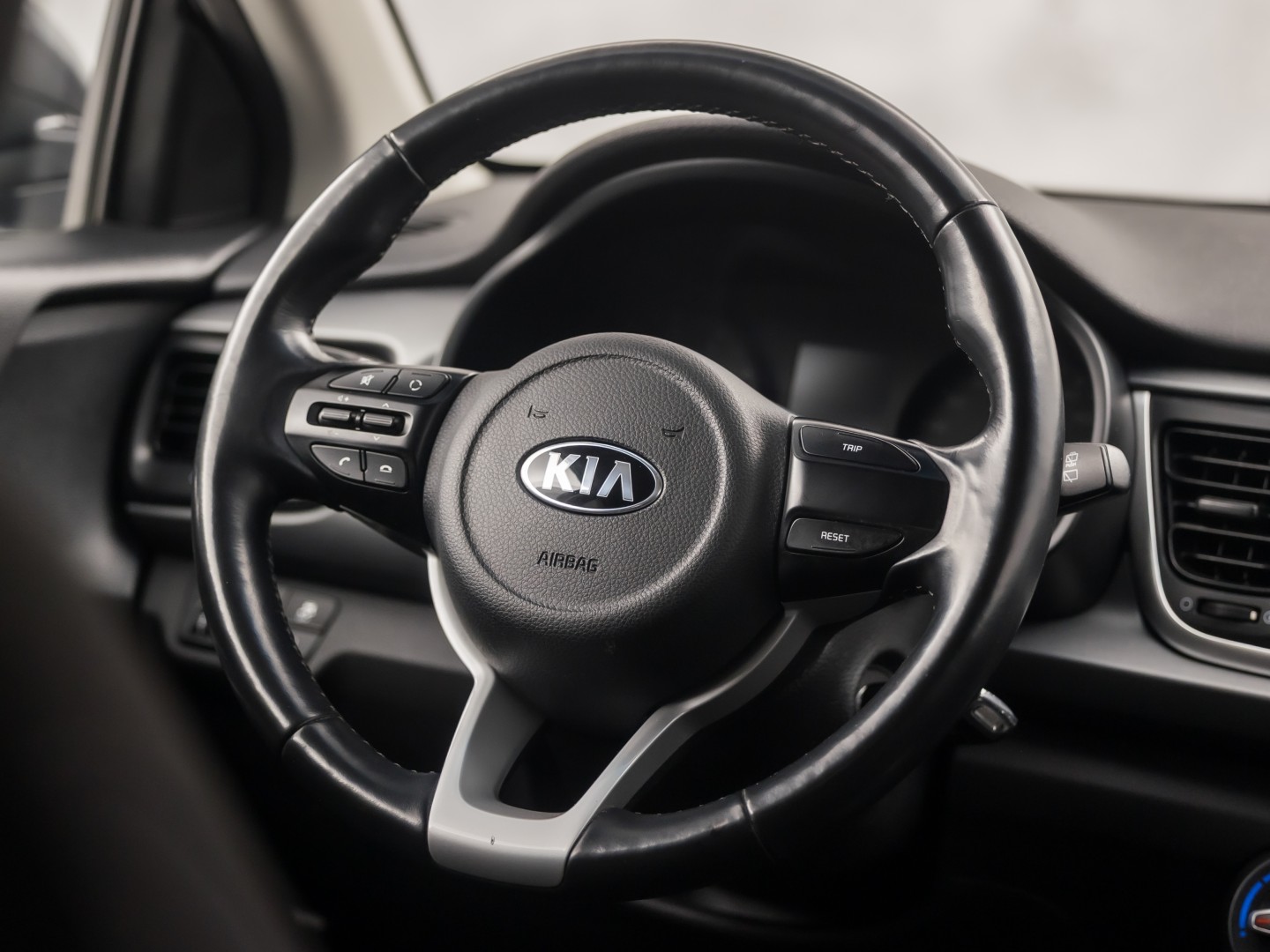 Kia Rio 1.4 DynamicLine Sport Automaat (STUUR/STOELVERWARMING, GETINT GLAS, CAMERA, SPORTSTOELEN, LM VELGEN, ELEK PAKKET, NIEUWSTAAT)
