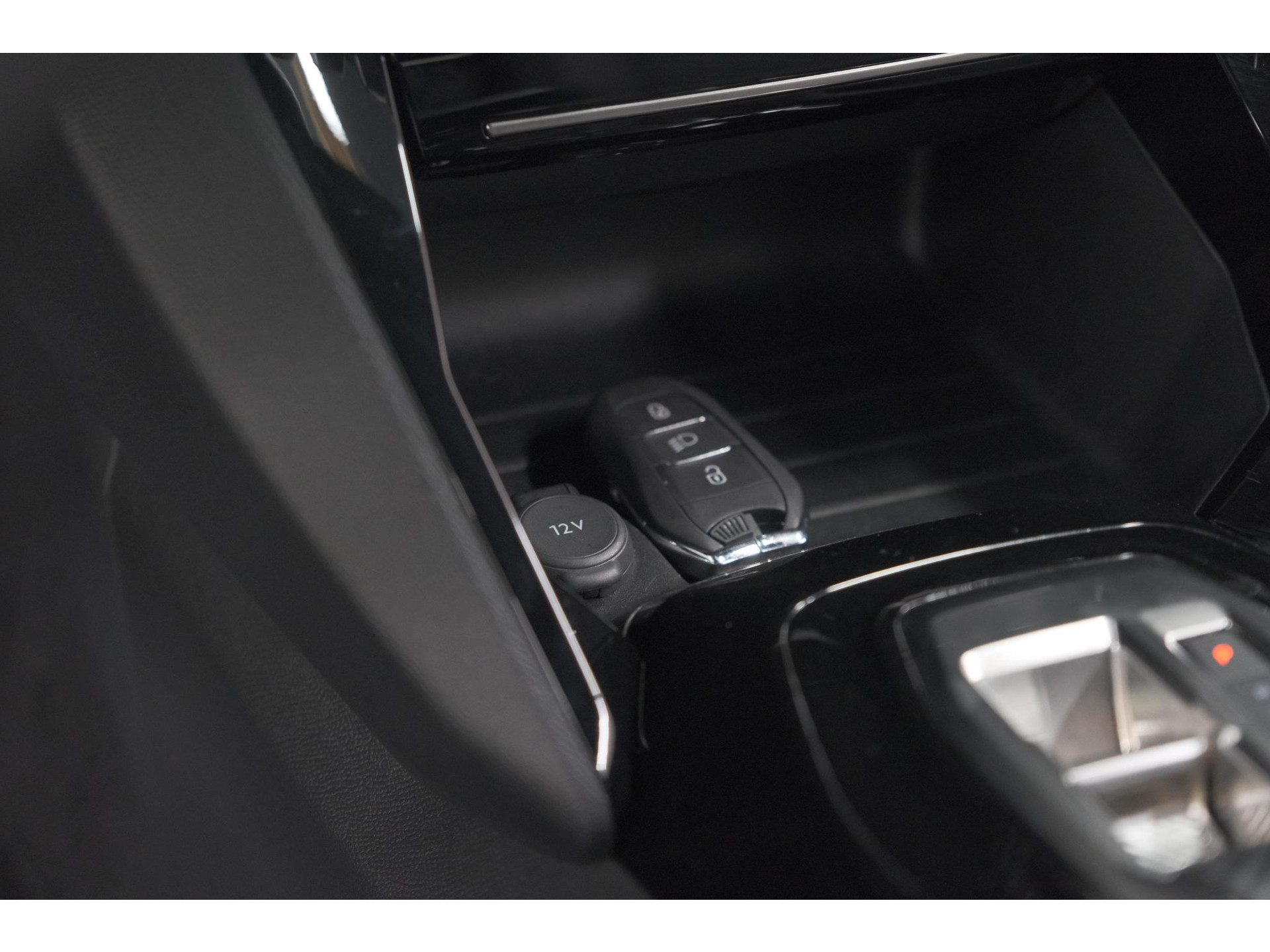 Peugeot 2008 PureTech 130 EAT8 Allure | 100% Benzine | Parkeersensoren Voor + Achter | Apple CarPlay | Climate Control