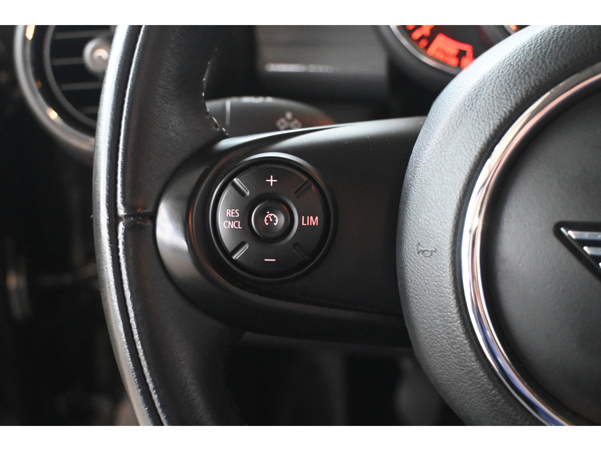 MINI Mini 1.5 Cooper Airco Navigatie LED Cruise Control Direct Leverbaar! Rijklaarprijs Inruil Mogelijk!