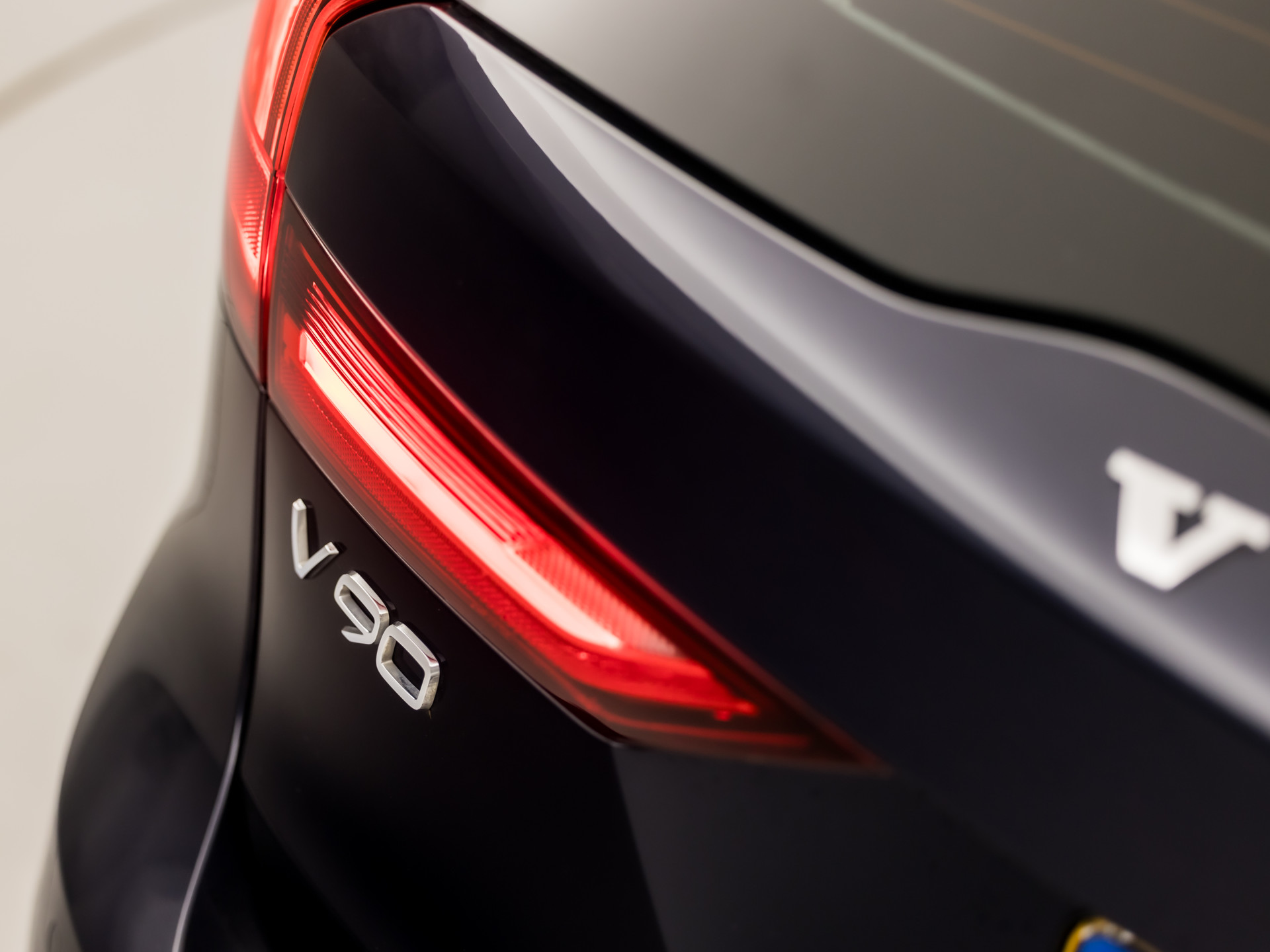 Volvo V90 2.0 T4 Momentum Sport 190Pk Automaat (APPLE CARPLAY, GROOT NAVI, LEDER, GETINT GLAS, STOELVERWARMING ACHTER, MEMORY SEATS, ELEK ACHTERKLEP, NIEUWE APK, NIEUWSTAAT)