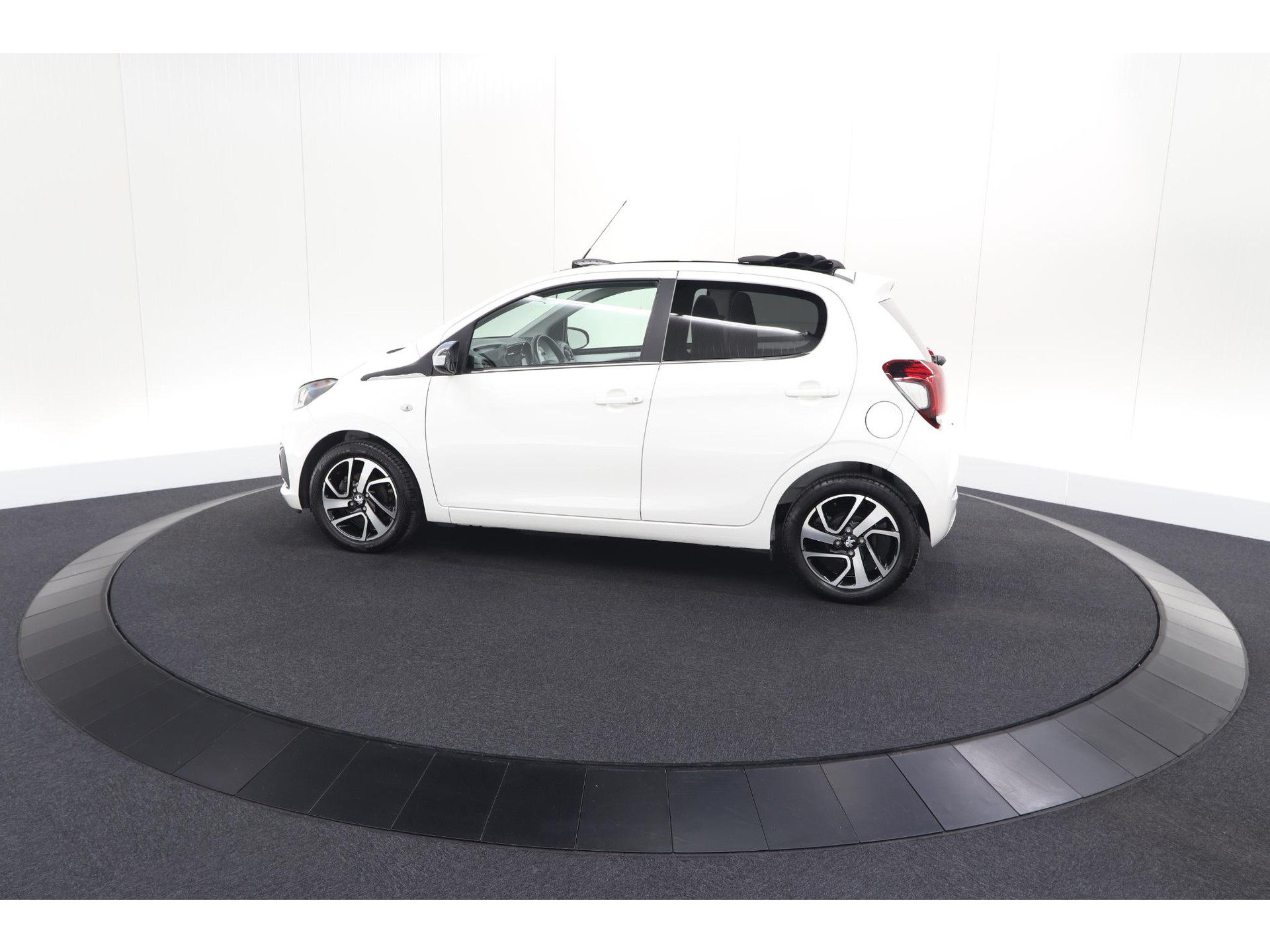 Peugeot 108 1.0 e-VTi Allure TOP! | Elektrisch Vouwdak | Camera | Navigatie | Climate Control
