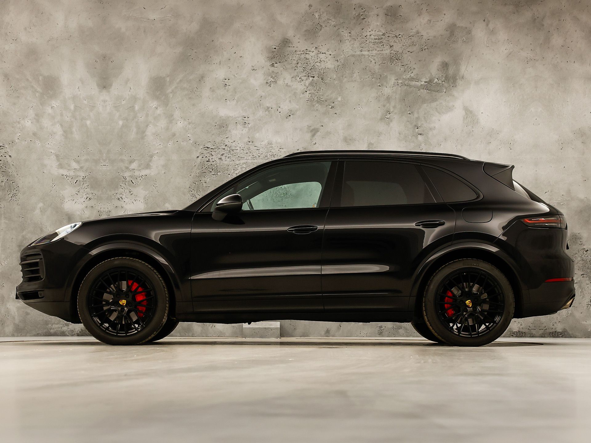 Porsche Cayenne 3.0 E-Hybrid Sport 463Pk (SPORTCHRONO PAKKET, LUCHTVERING, SOH 95%, BLACK PACK, APPLE CARPLAY, MEMORY SEATS, STOELVERWARMING, GETINT GLAS, CAMERA, NIEUWSTAAT)