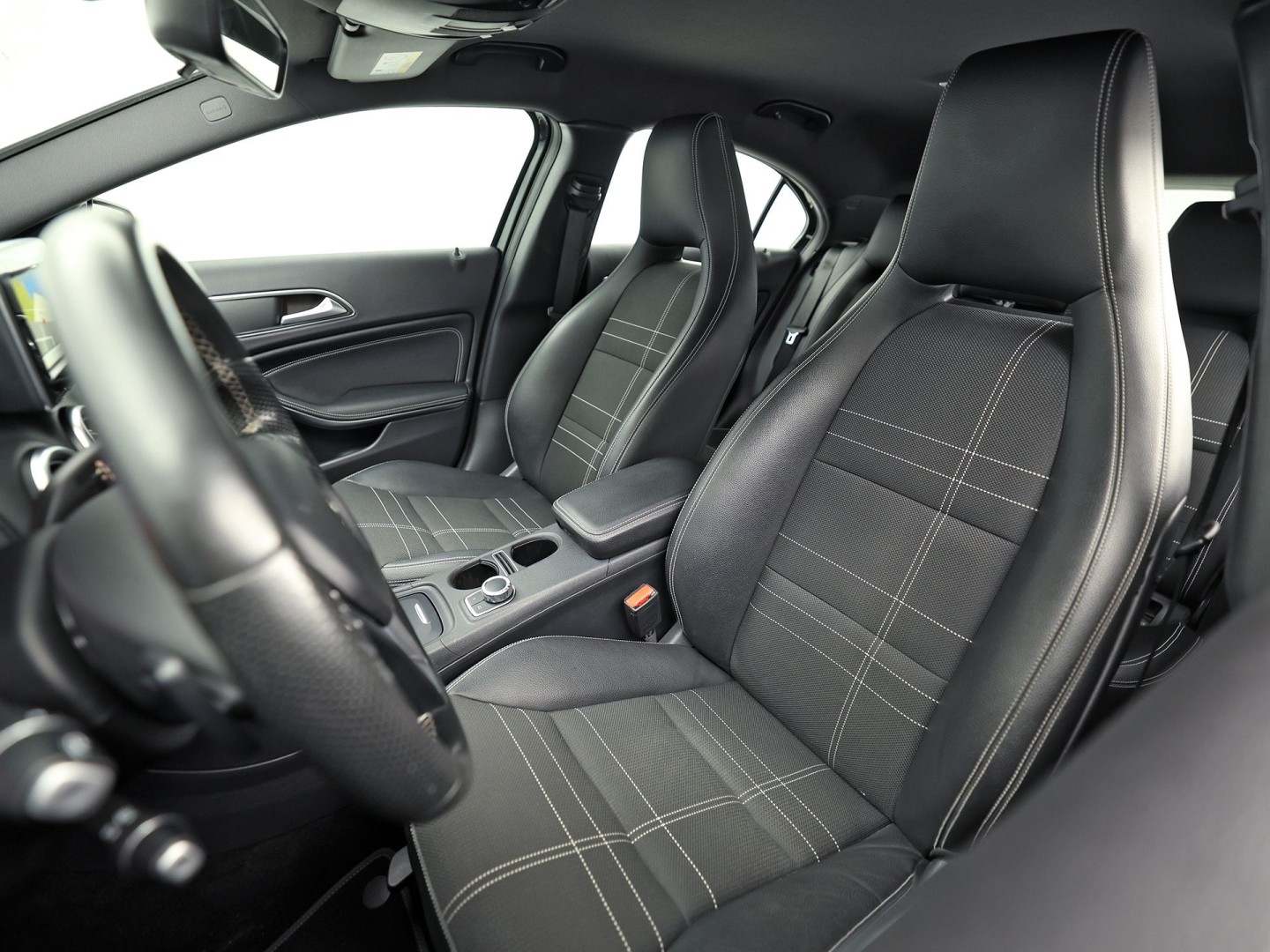 Mercedes-Benz A-Klasse 180 AMG Sport Automaat (NAVIGATIE, LEDER, STOELVERWARMING, SPORTSTOELEN, ZWART HEMEL, PARKEERSENSOREN, TREKHAAK, CRUISE, NIEUWSTAAT)