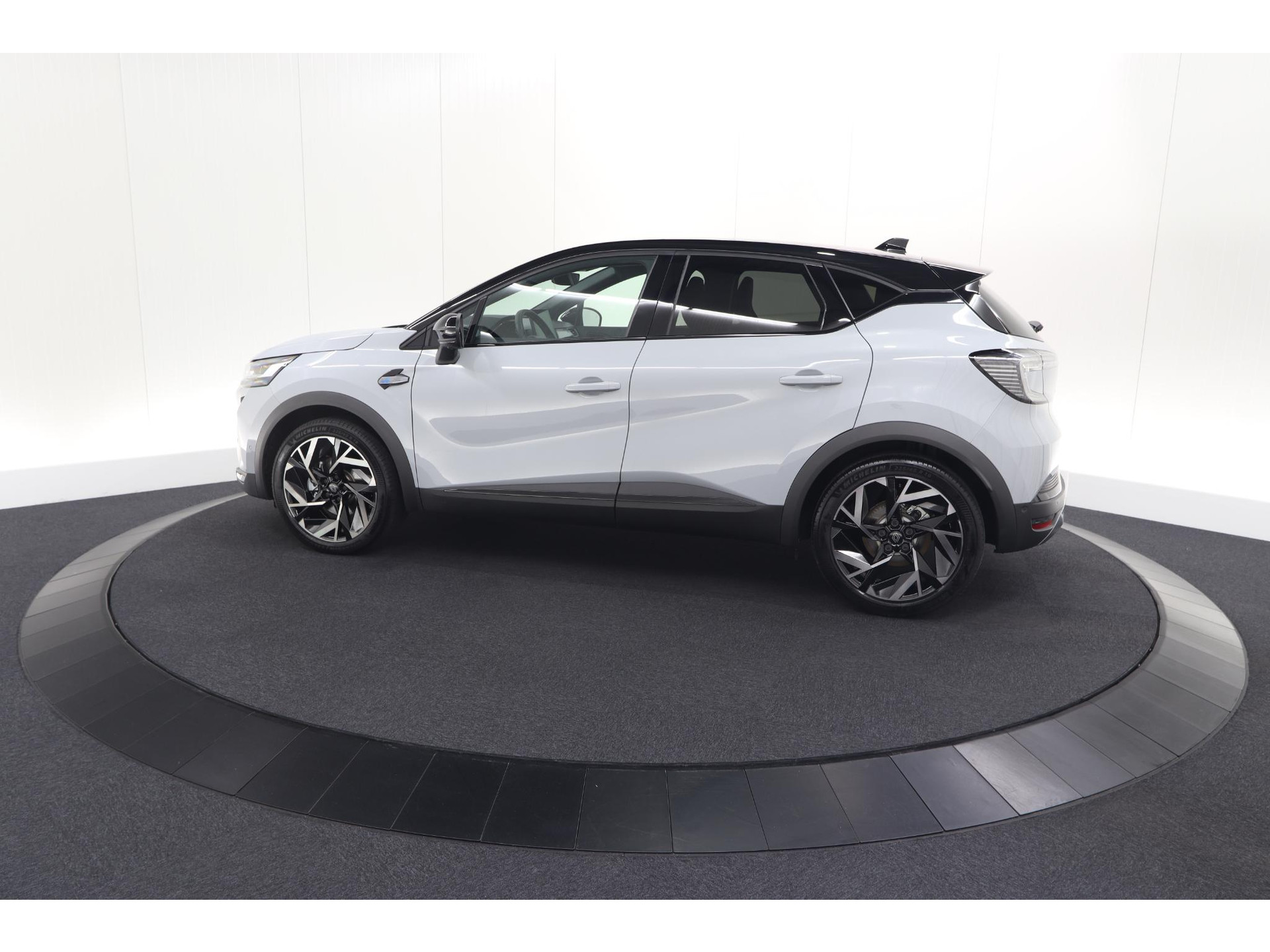 Renault Captur 1.8 E-Tech full hybrid 160 esprit Alpine | 360 Camera | Adaptieve Cruise Control | Dodehoekdetectie | Stuurwielverwarming