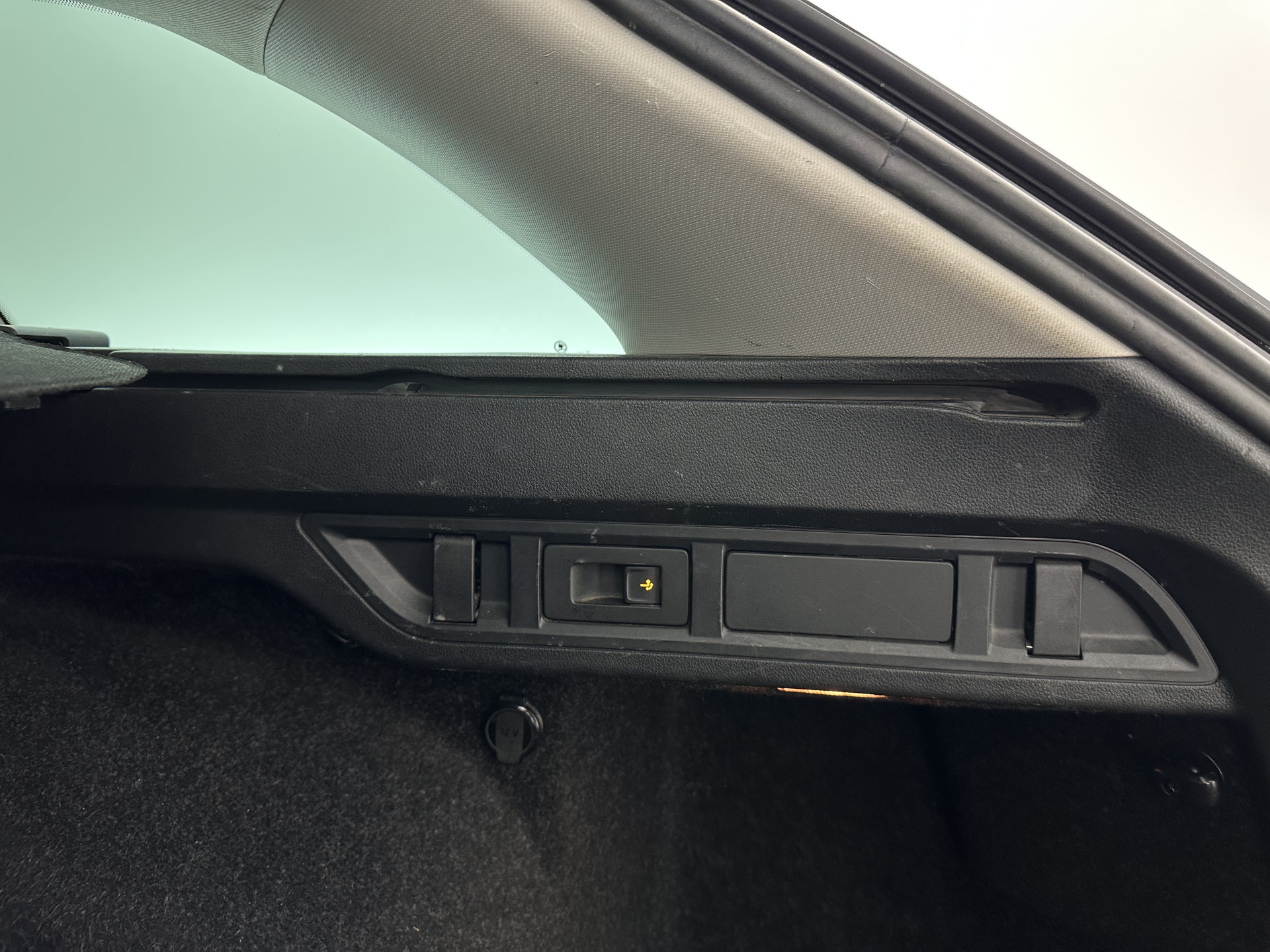 ŠKODA Octavia Combi 1.0 TSI Style (INCL-BTW) *PANO | FULL-LED | LANE-ASSIST | DIGI-COCKPIT | HEATED-COMFORTSEATS | NAVI-FULLMAP | PRIVACYGLASS | KEYLESS | DAB | ECC | PDC | CRUISE | TOWBAR | 18''ALU*