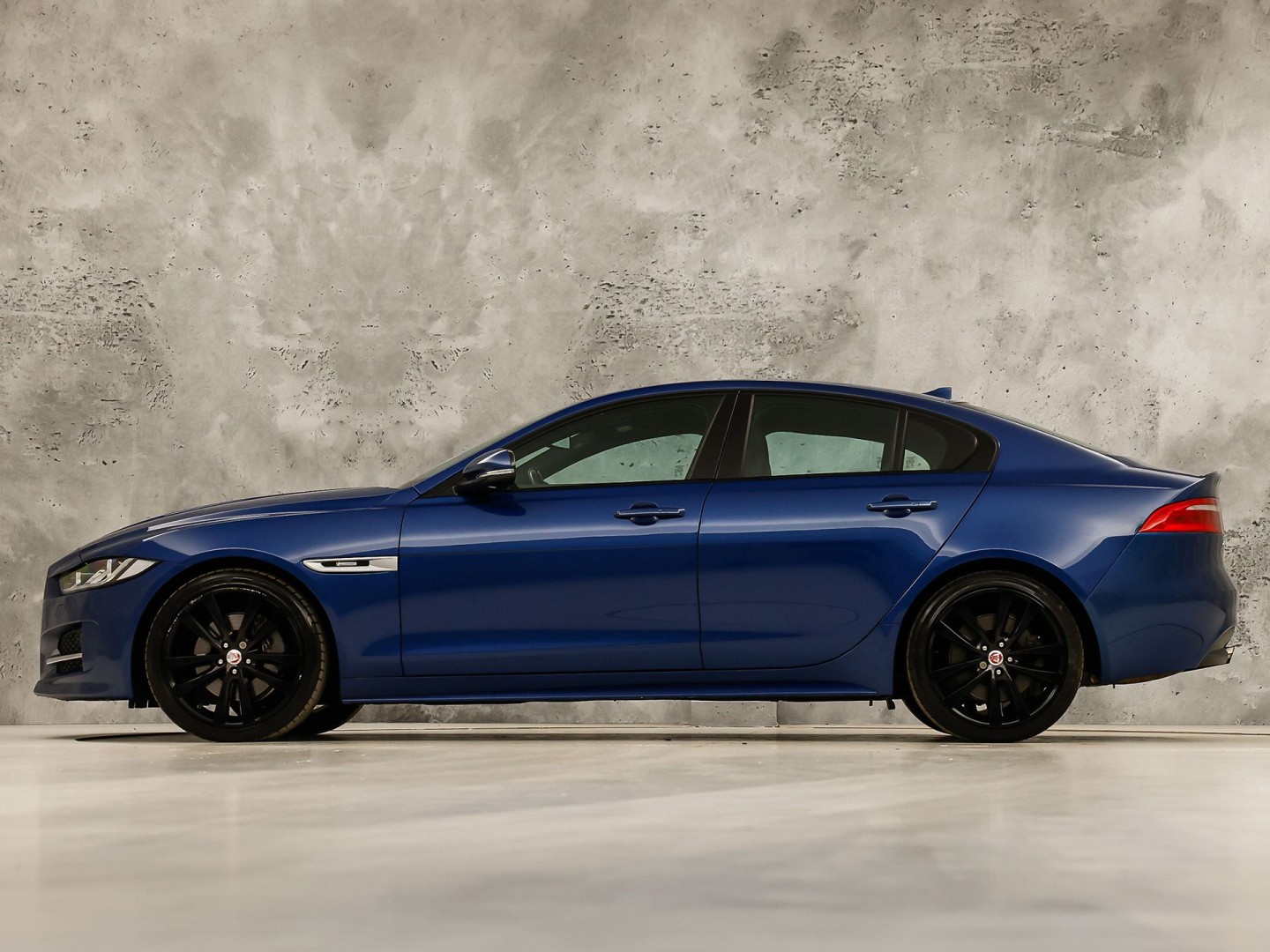 Jaguar XE 2.0 Portfolio 241Pk Automaat (NAVIGATIE, MERIDIAN AUDIO, LEDER, ELEK SPORTSTOELEN, LANE ASSIST, STUURWIEL VERWARMD, ZWART HEMEL, NIEUWSTAAT)