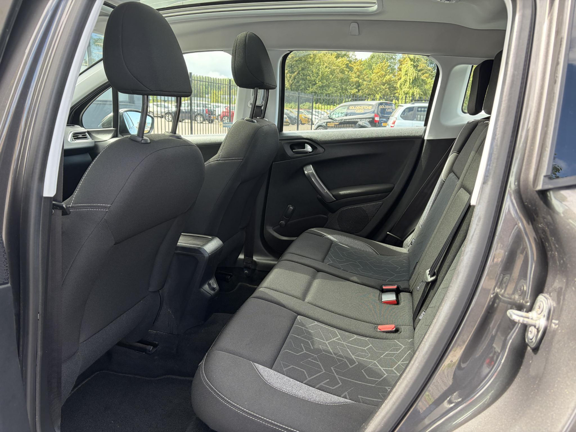 Peugeot 2008 1.2 PureTech Blue Lion D-riem vv in 2024 l Pano l Navi l 110pk l Trekhaak l Carplay l Airco l Cruise l Pdc l Recent beurt gehad l N.A.P l Apk tot 01-2027