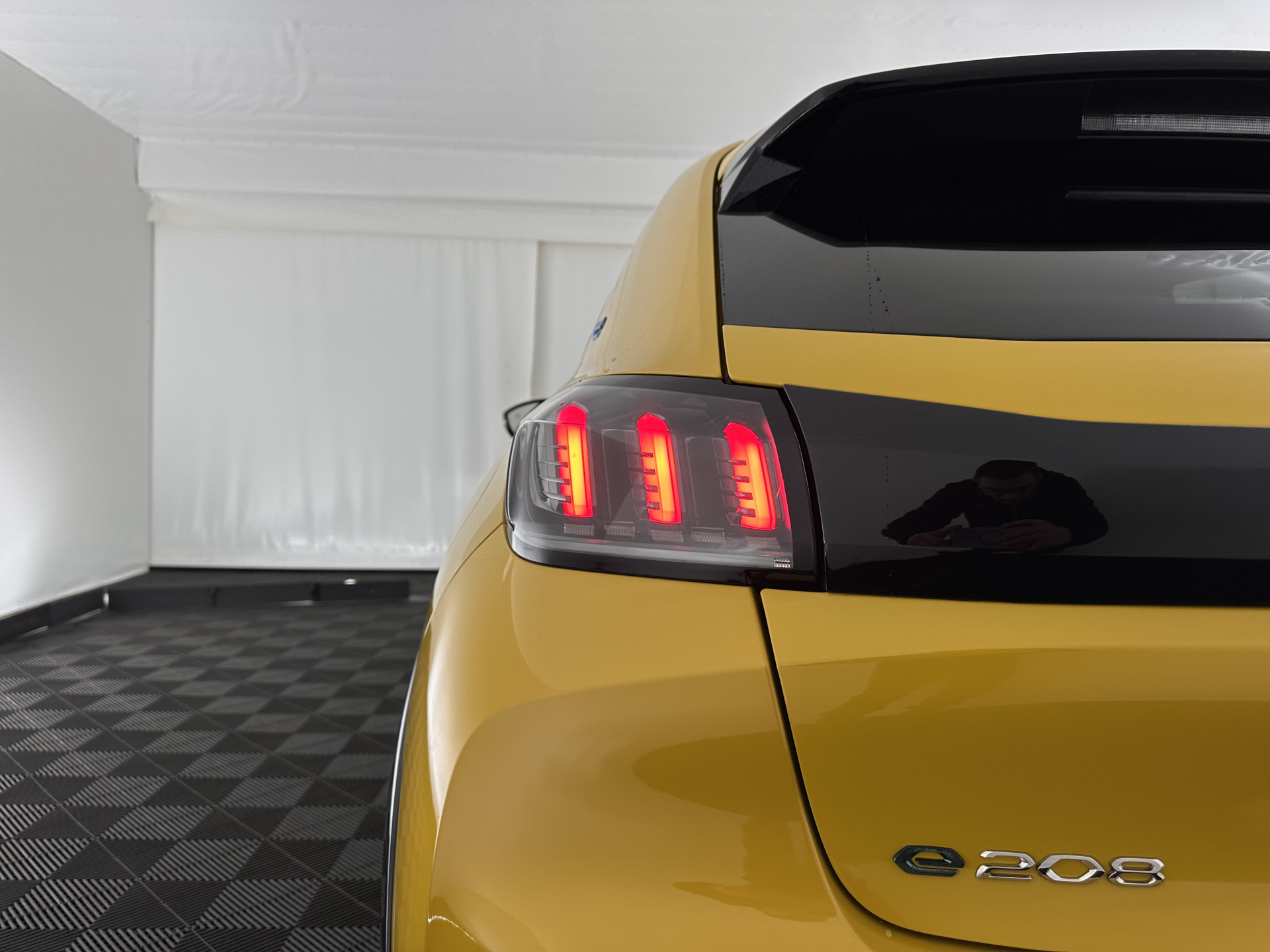 Peugeot e-208 EV GT 350 50 kWh [ 3-Fase ] {SOH-88%} (INCL-BTW) *HEATPUMP | LEATHER-ALCANTARA | FULL-LED | DIGI-COCKPIT | BLINDSPOT | CAMERA | AMBIENT-LIGHT | NAVI-FULLMAP | LANE-ASSIST | KEYLESS | DAB | PRIVACY-GLASS | HEATED-SPORTSEATS | ...