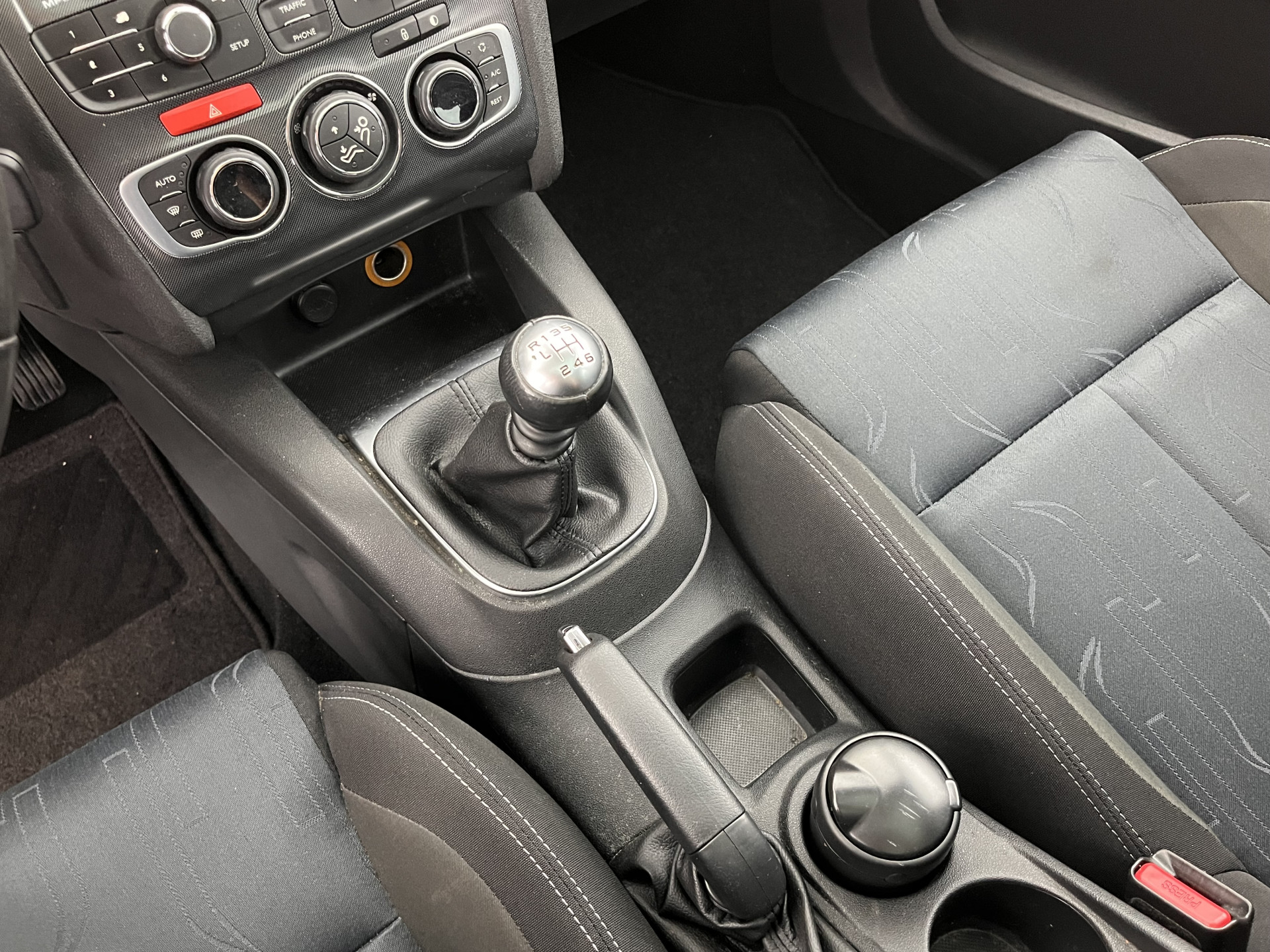 Citroën C4 1.6 e-HDi Ligne Business *PANO | NAVI-FULLMAP | COMFORT-SEATS | ECC | PDC | CRUISE | TOWBAR | 16"ALU*