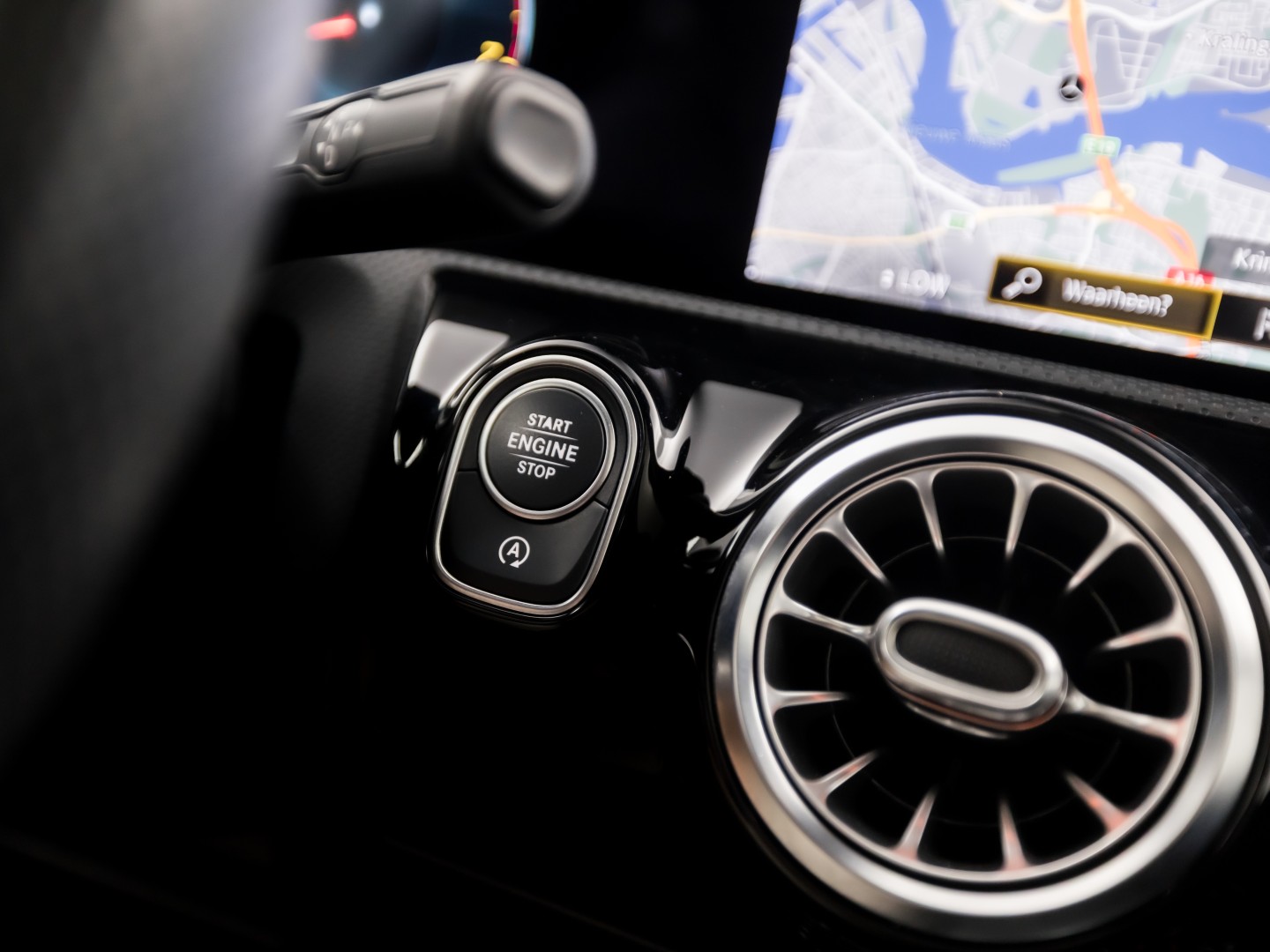 Mercedes-Benz A-Klasse 200 AMG Sport 163Pk Automaat (PANORAMADAK, GROOT NAVI, SFEERVERLICHTING, CAMERA, STOELVERWARMING, SPORTSTOELEN, GETINT GLAS, LEDER/ALCANTARA, NIEUWSTAAT)