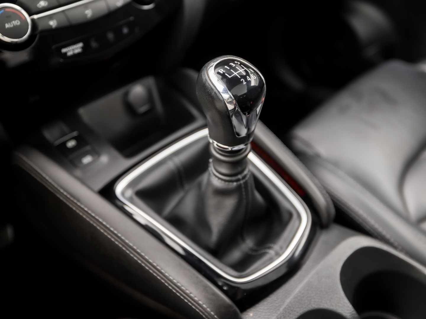 Nissan Qashqai 1.2 Tekna + Sport pack (PANORAMADAK, NAVIGATIE, MEMORY SEAT, NAPPA LEDER, ZWART HEMEL, 360 CAMERA, STOELVERWARMING, GETINT GLAS, TREKHAAK, NIEUWE APK, NIEUWSTAAT)