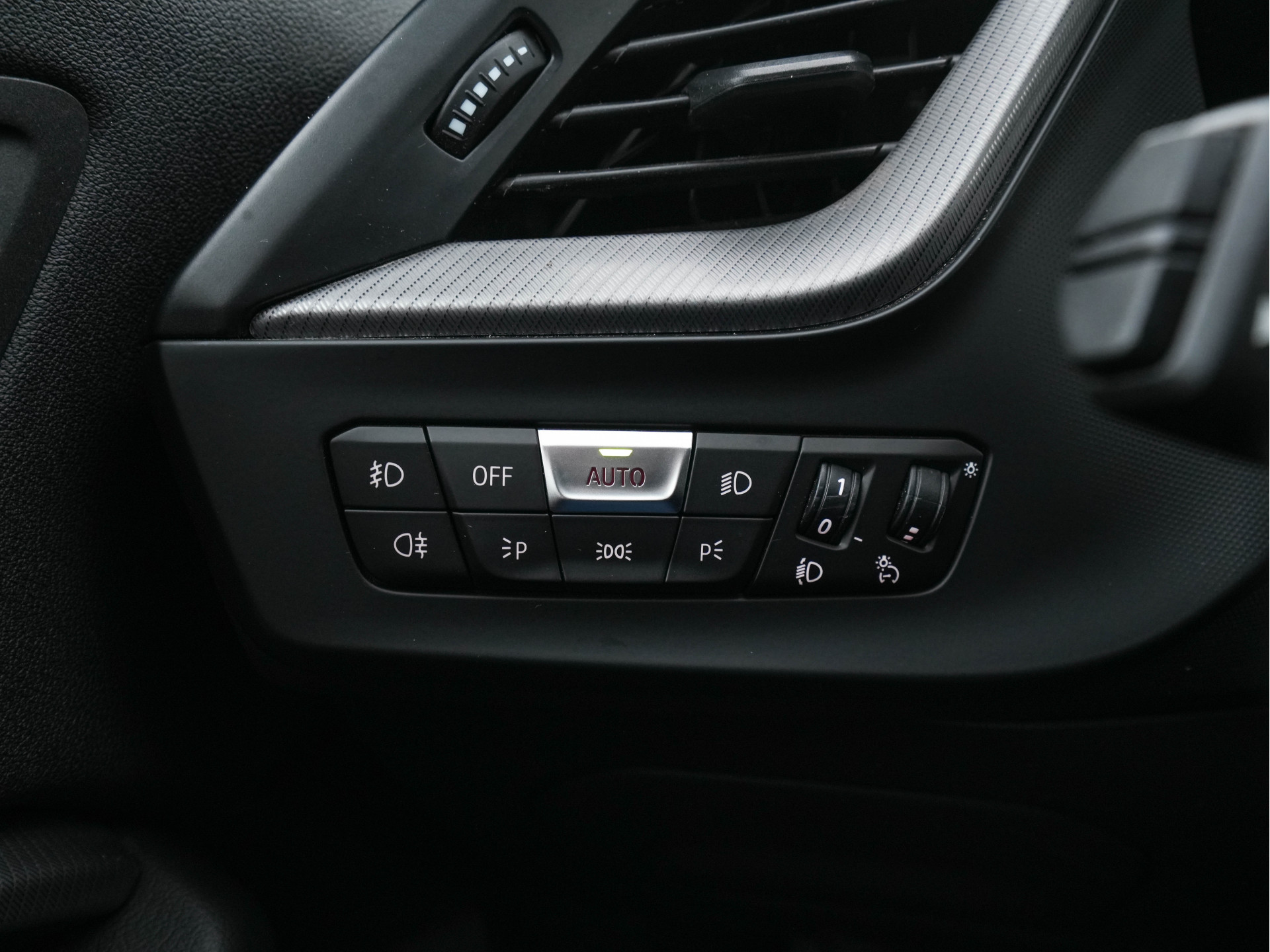 BMW 1-serie 116d Executive Edition Sport-Line (INCL-BTW) *DIGI-COCKPIT | FULL-LED | NAVI-FULLMAP | LEATHER-MICROFIBRE | AMBIENT-LIGHT | CARPLAY | CRUISE | KEYLESS | HEATED-SPORTSEATS | PRIVACY-GLASS | DAB | ECC | PDC | 17"ALU*